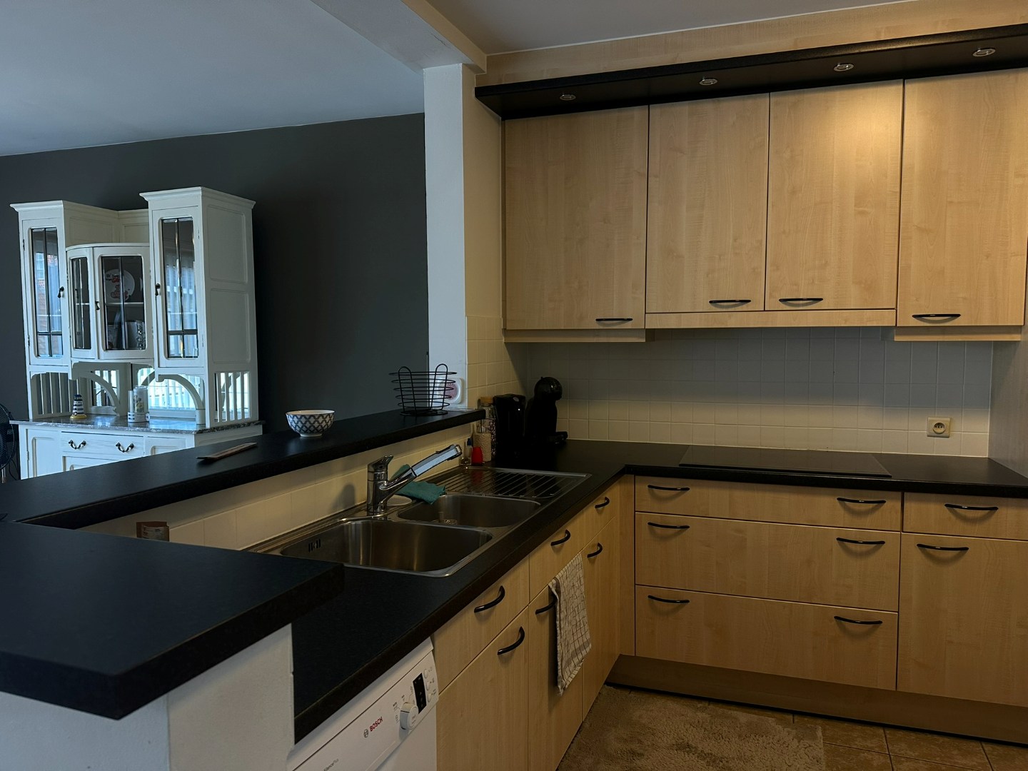 Gemeubeld appartement met twee slaapkamers en garage 