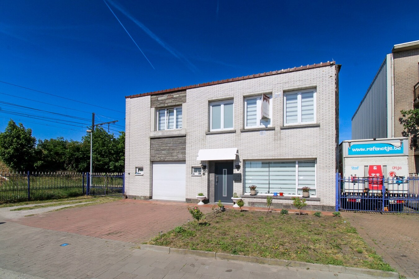 Te koop in Sint-Niklaas: ruime halfopen bebouwing met 4 slaapkamers, dubbele oprit en een grote, uitgestrekte zuidgerichte tuin – ideaal voor gezinnen! 