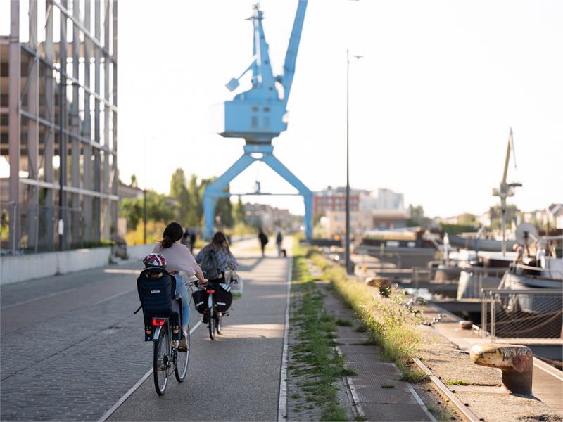 Woonschip met 5 slaapkamers en vaste ligplaats 