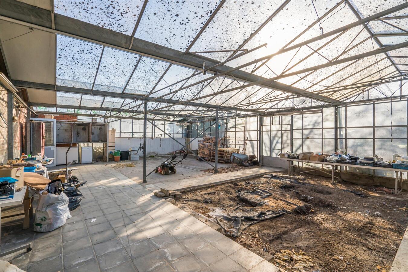 Residentieel gelegen karakterwoning op ruim perceel van 1886 m². 