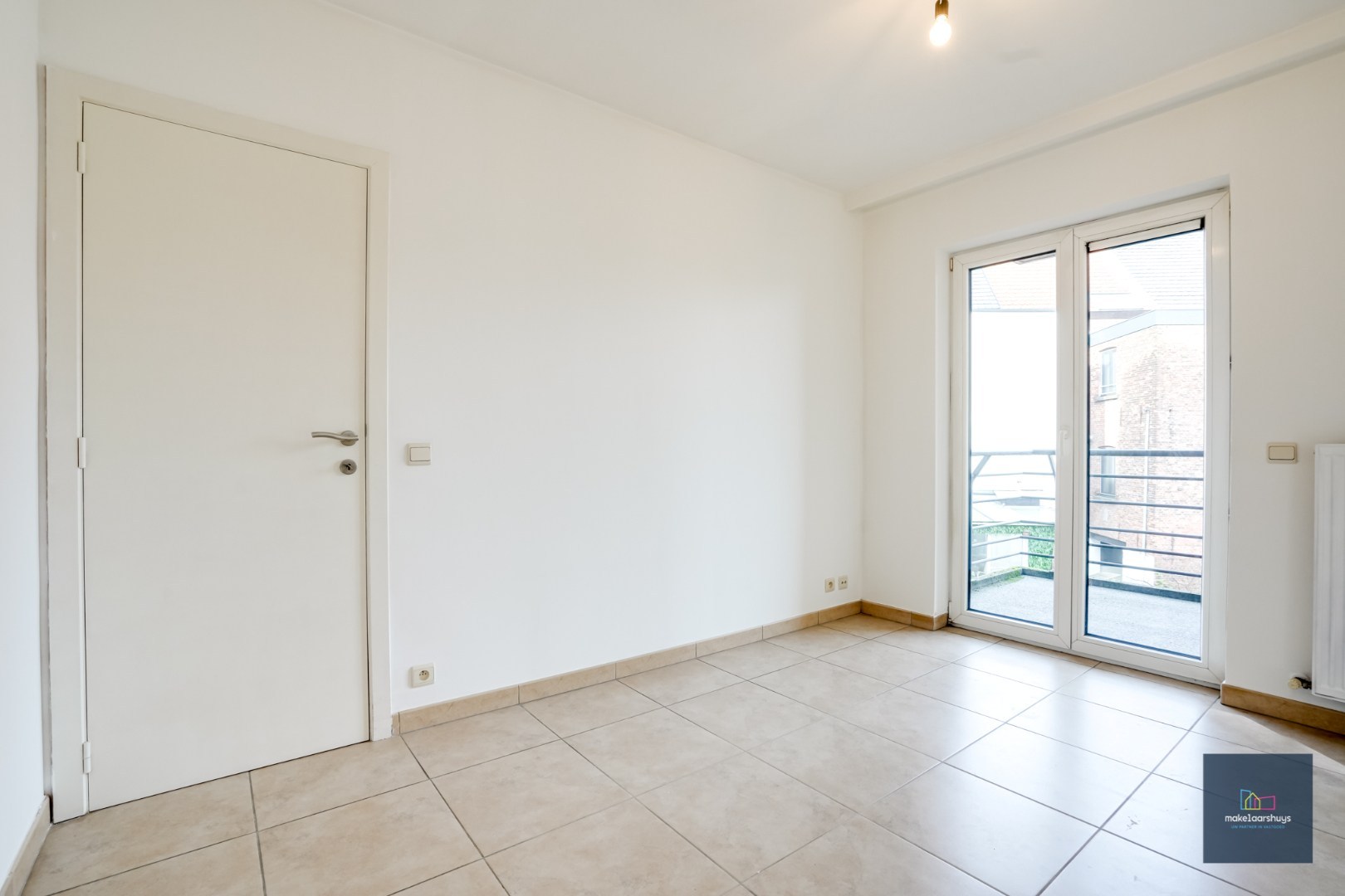 Goedgelegen 2slpk-appartement met terras en staanplaats 