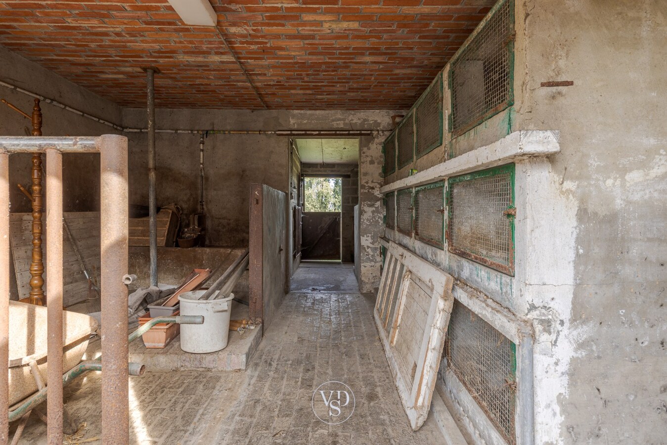 Landelijke woning - te renoveren. 