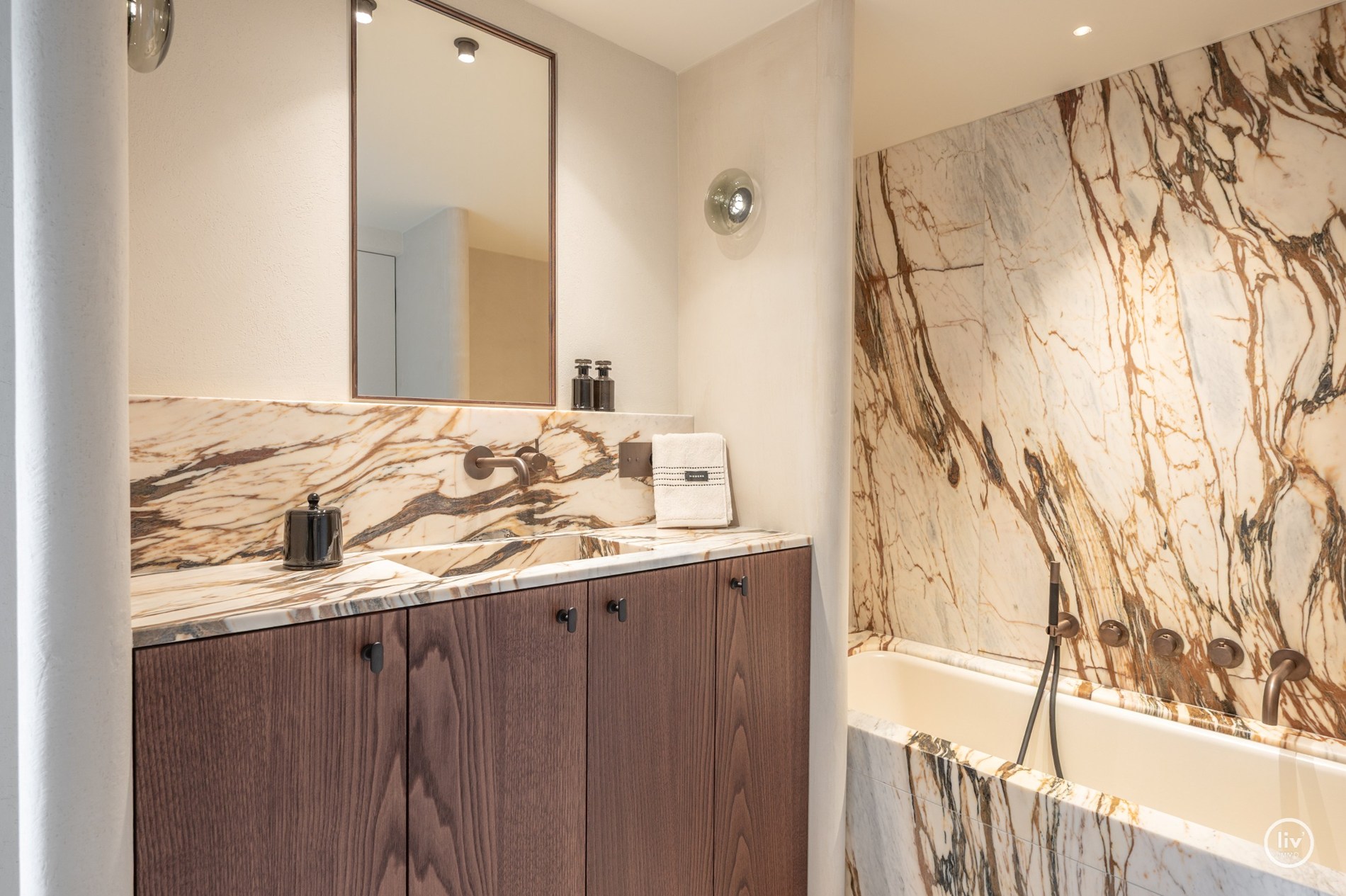 Volledig en subliem gerenoveerd zuid-west georiënteerd hoekappartement in een prestigieuze villaresidentie in het hart van het Zoute. 