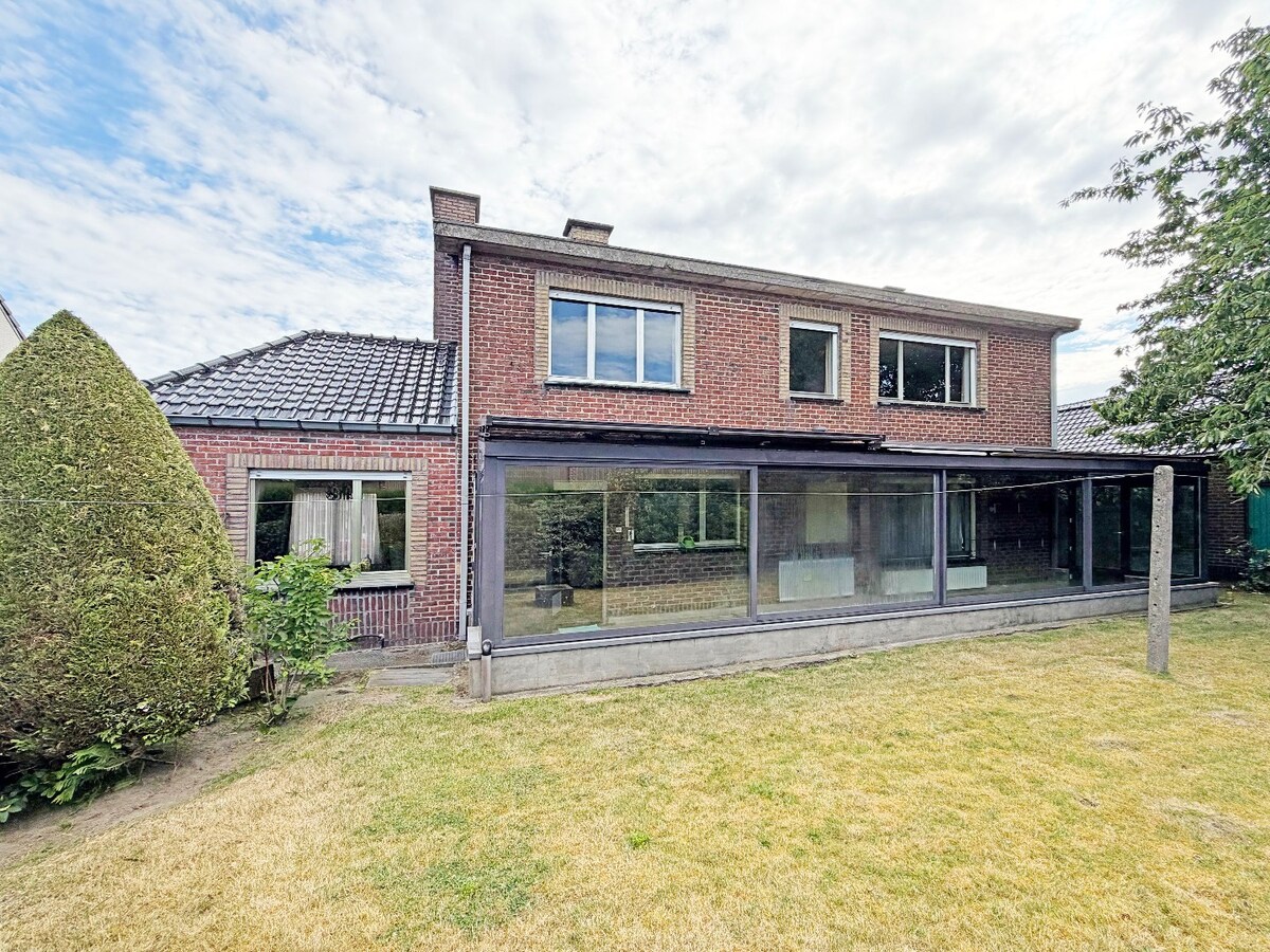 Ruime sixties villa met vergunde loodsen (350m²) te Vlierzele 