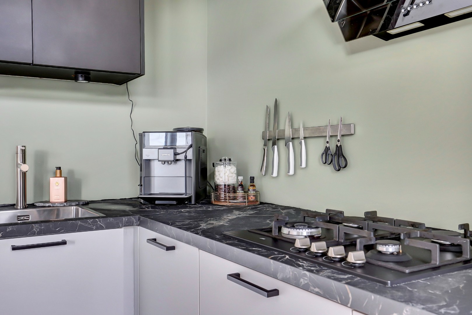 Ruime dubbele bovenwoning met drie slaapkamers, berging en de mogelijkheid tot het realiseren van een extra vierde slaapkamer. 