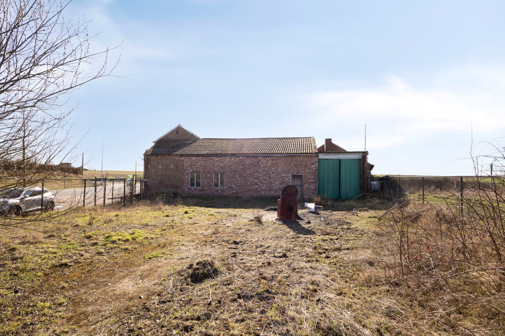 zicht op weide en schuur
