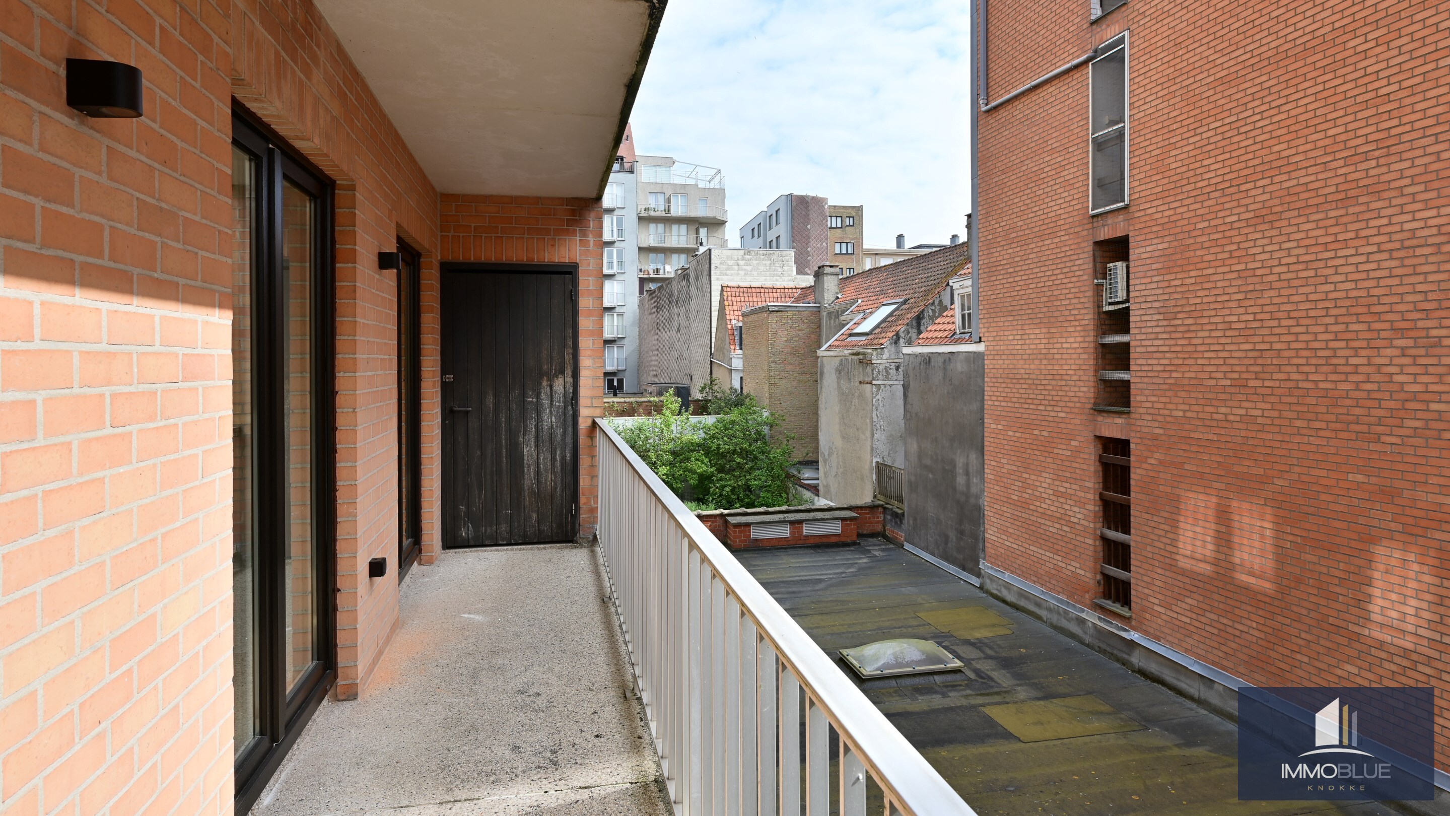 Volledig gerenoveerd appartement met zijdelings zeezicht. 