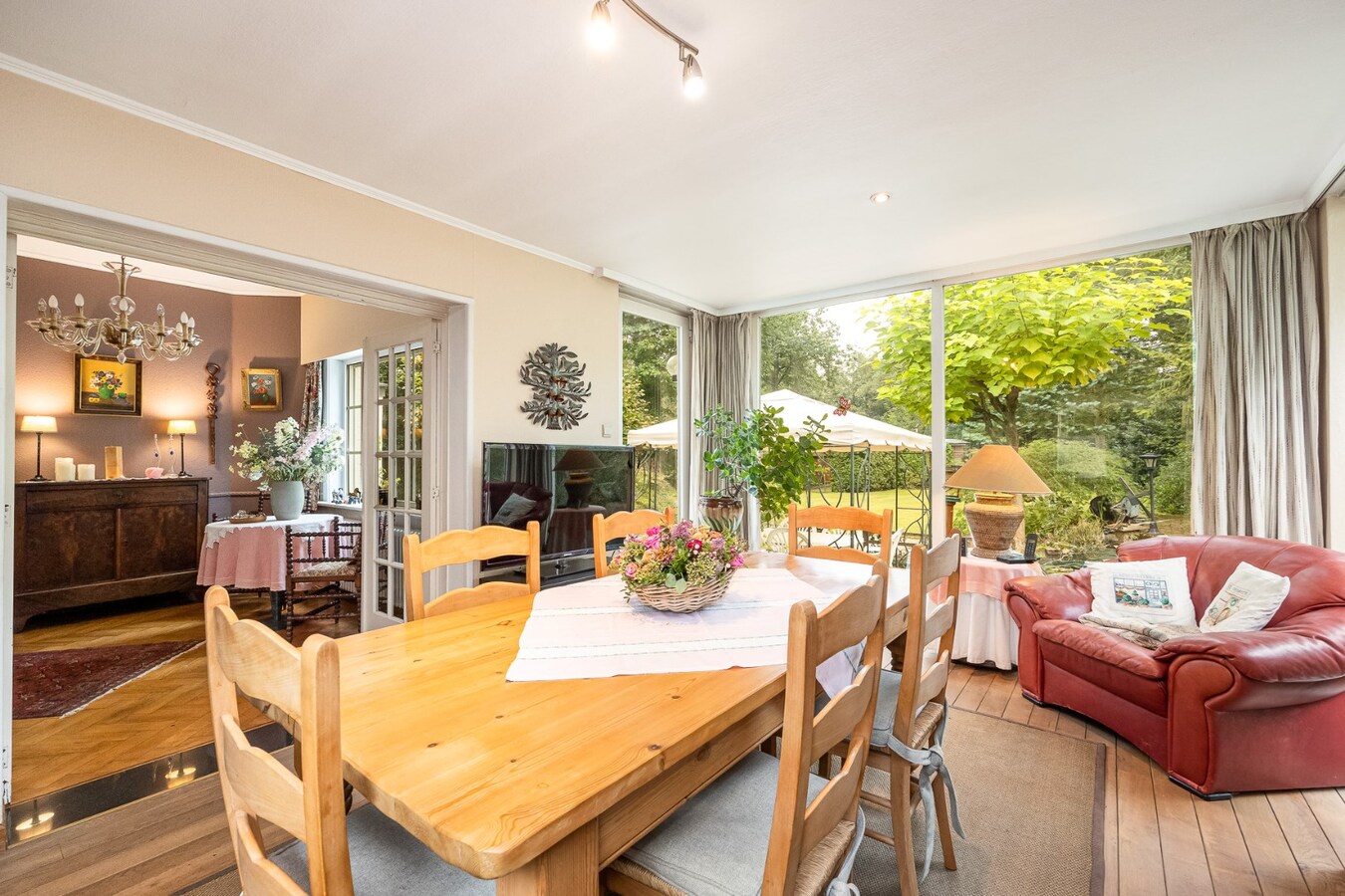 Karaktervolle villa op een perceel van  1.779 m² te Schilde op wandelafstand van het centrum 