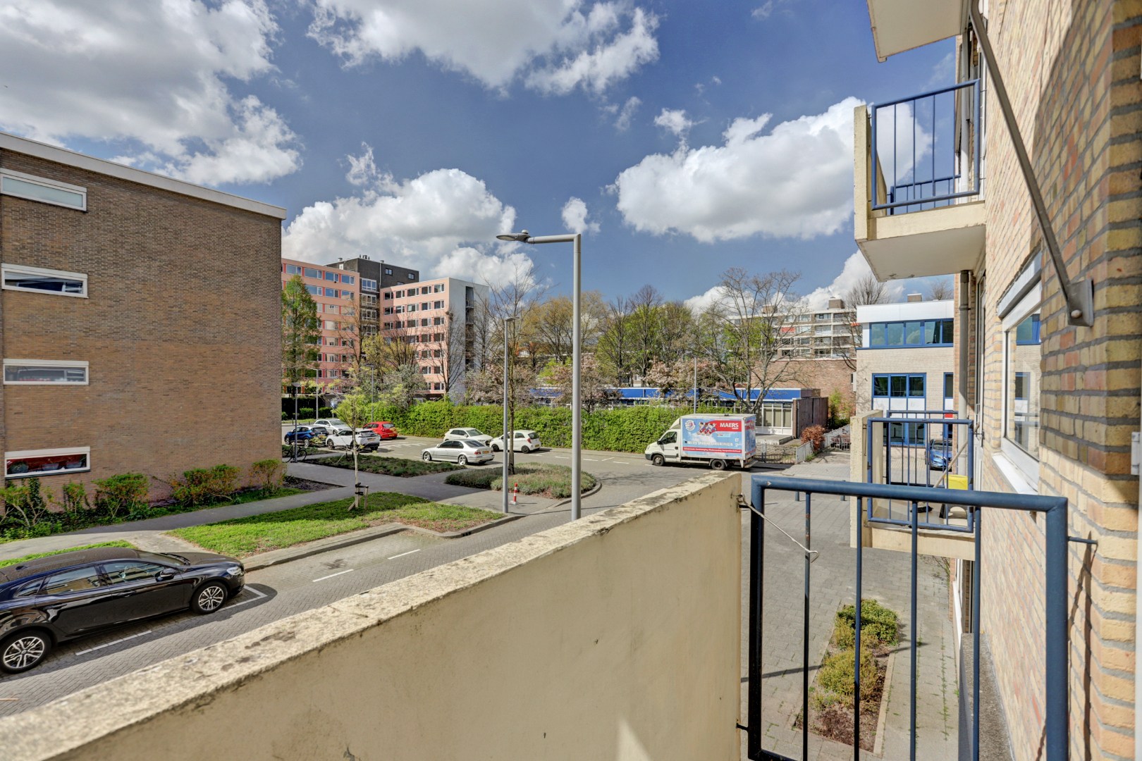 Instapklaar 3-kamer appartement op de 1e verdieping met keurige keuken en badkamer, 2 balkons, berging in de onderbouw en is gelegen op eigen grond. 