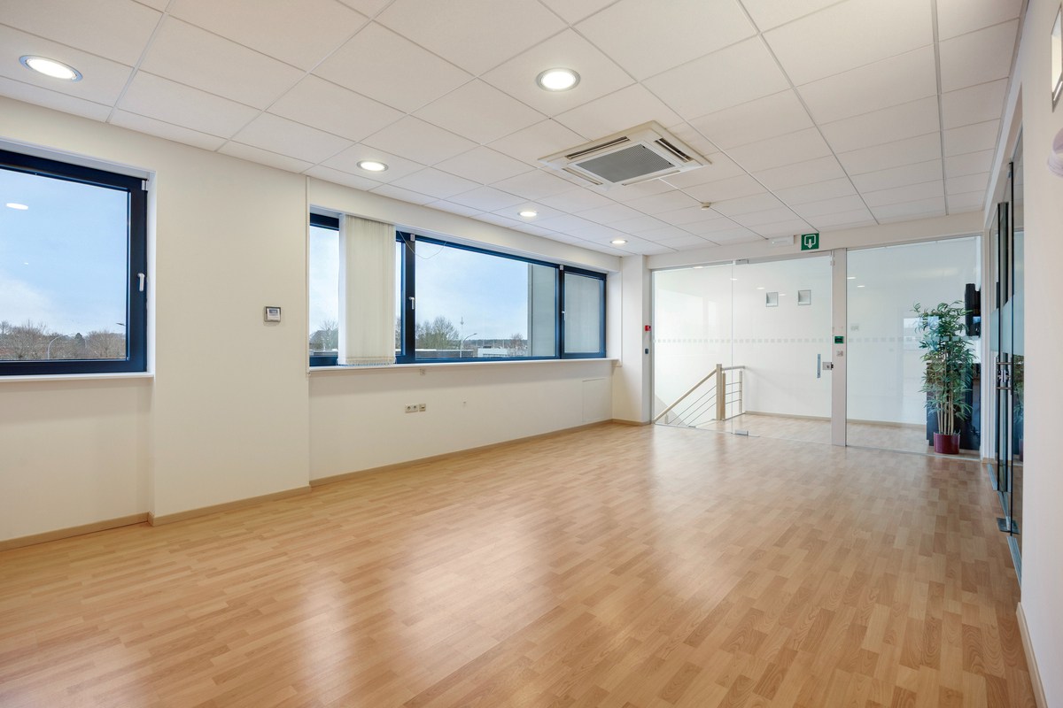 Kantoor te koop in het industriepark te Haasrode/Heverlee met 14 parkings - opp. 626 m² - verkoop van aandelen 