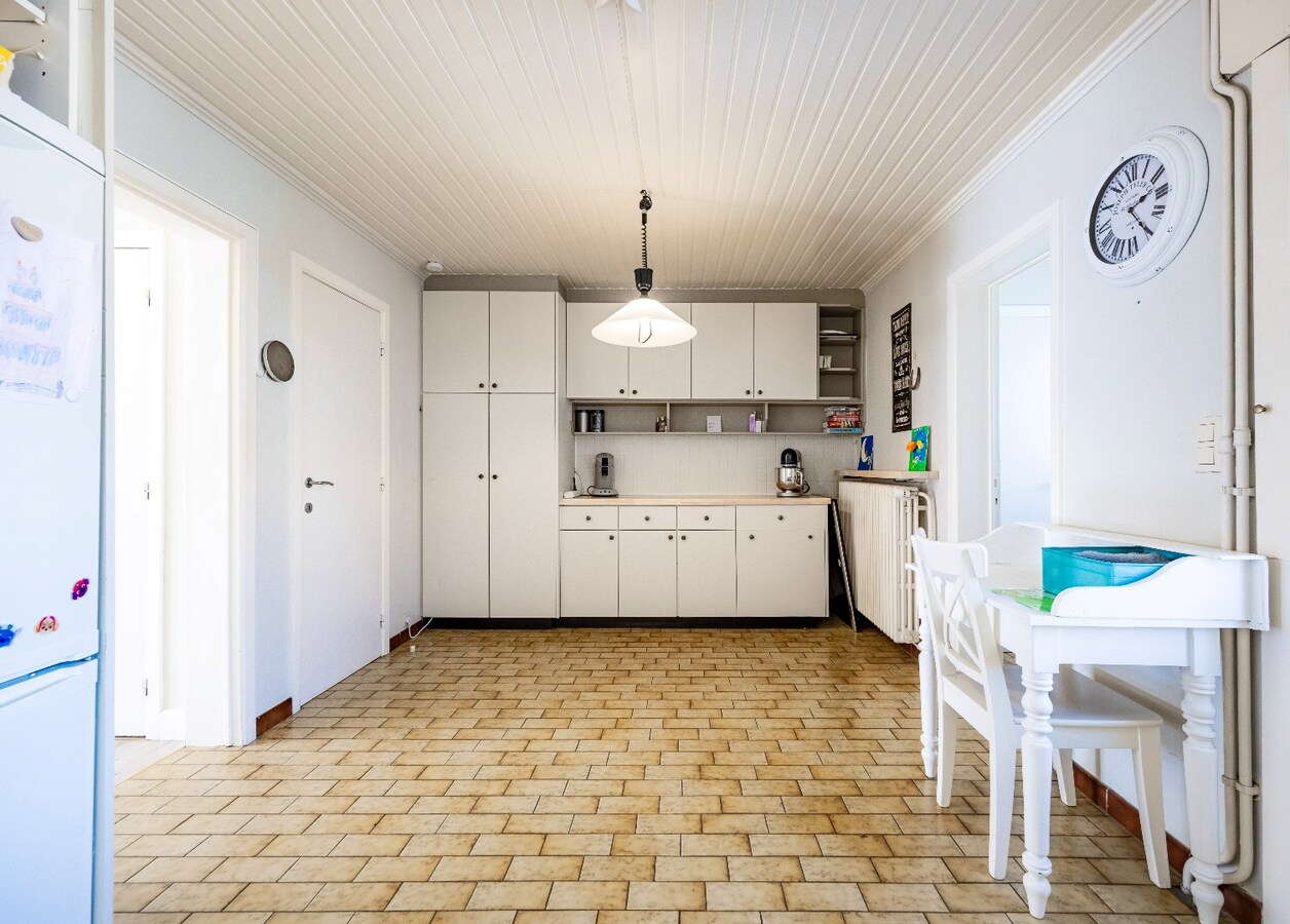 Instapklare bel-etagewoning met garage, zonnepanelen en aangename buitenruimte in het centrum van Heist. 