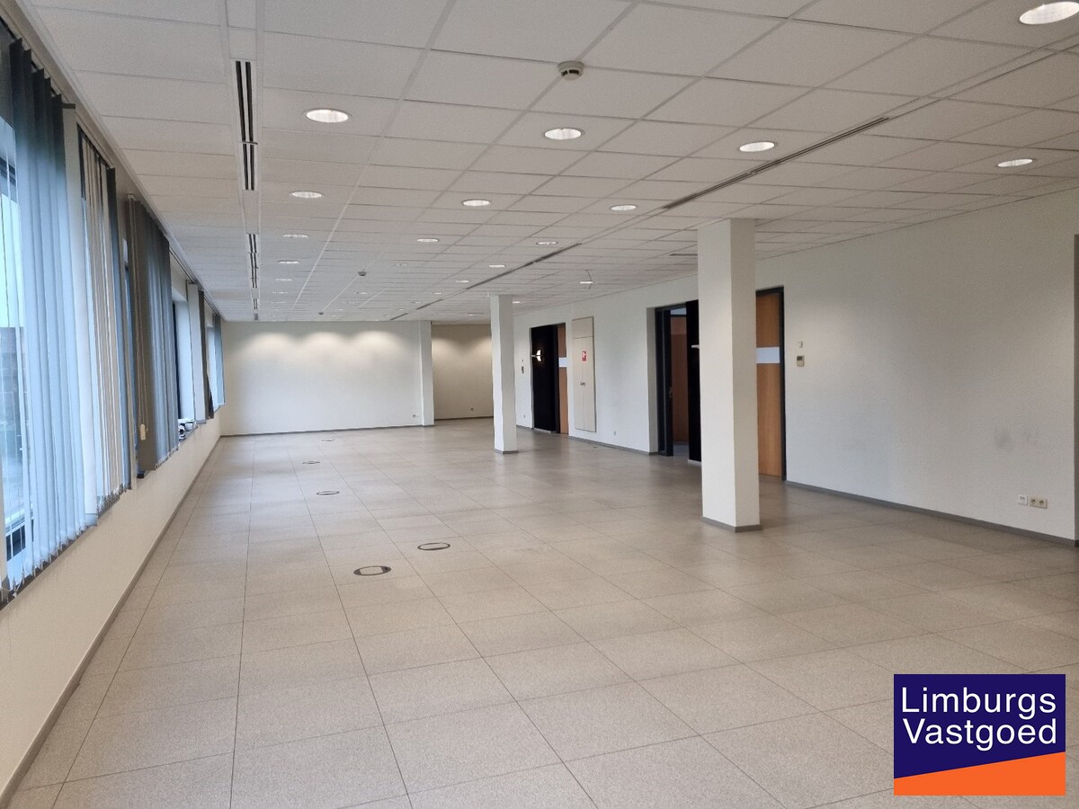 Kantoren 1e VDP - 527 m² + 25 parkings - nabij E 313 