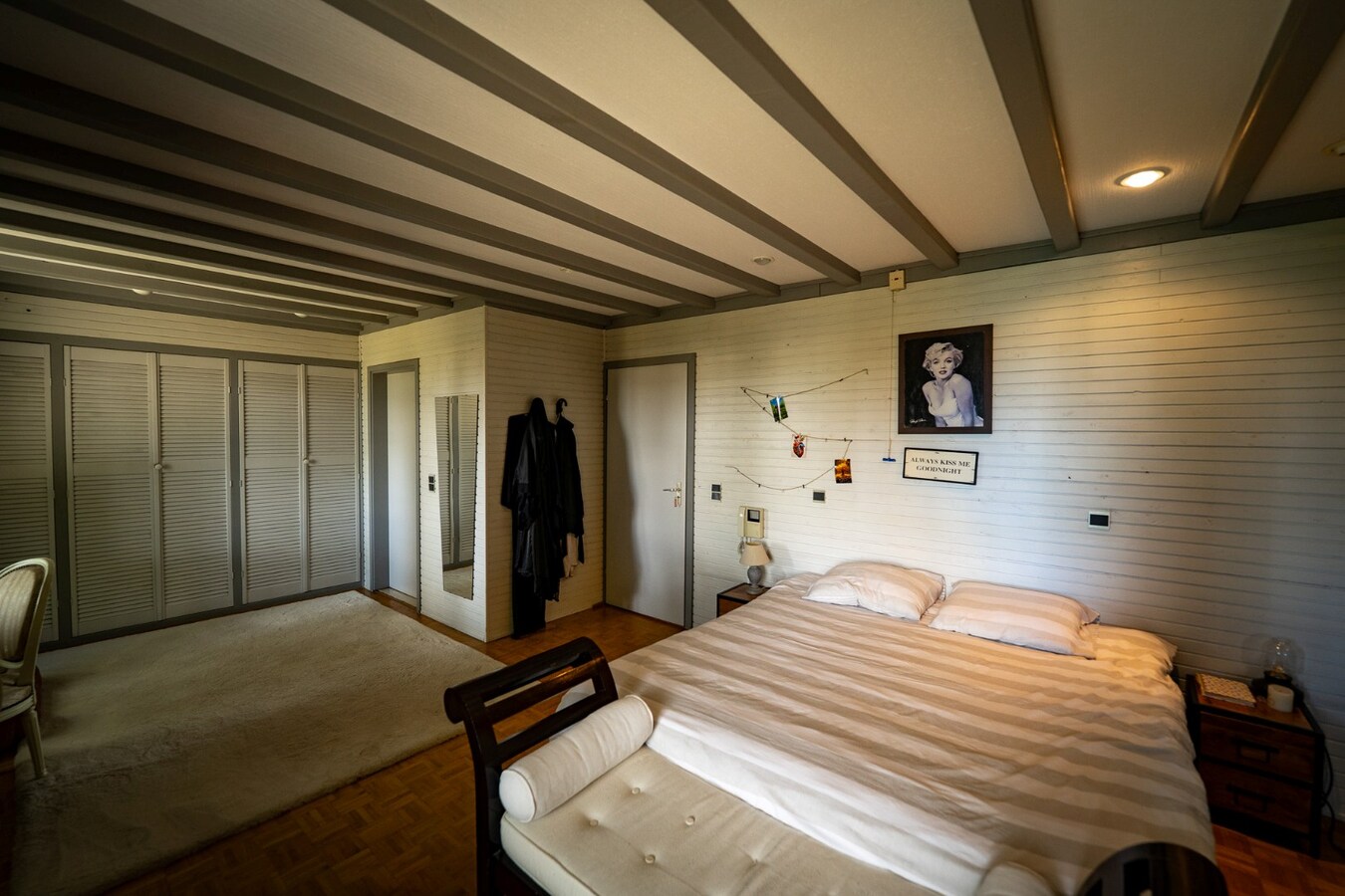 Zeer ruim (+/-550m²!) landhuis + gezellige woning met buitenpiste, paddock en weides op ca. 2ha met vergunning stalgebouw 200m² 