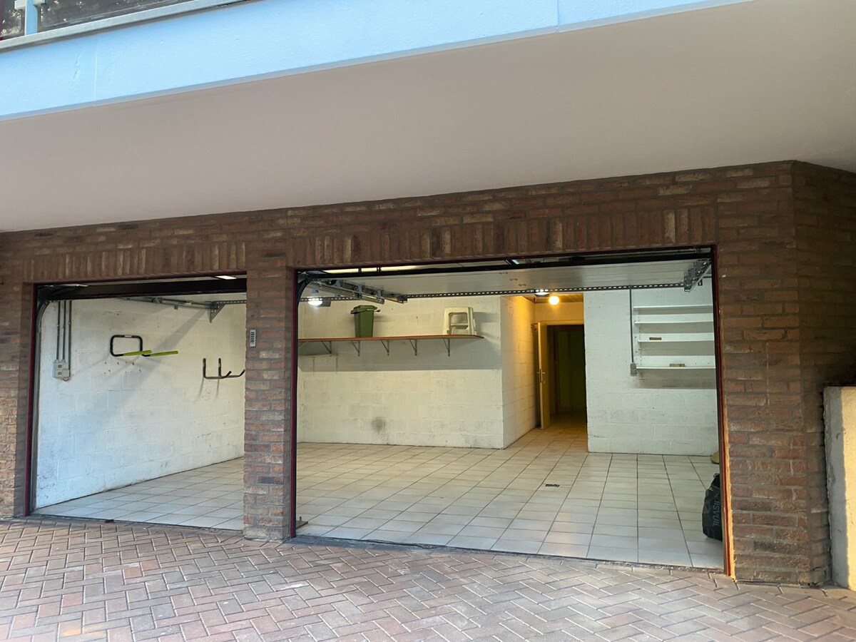 Appartement (175 m²) met 3 slaapkamers, terras (25 m²), 2 badk., 2 garages, berging. 1e verdiep (lift). 