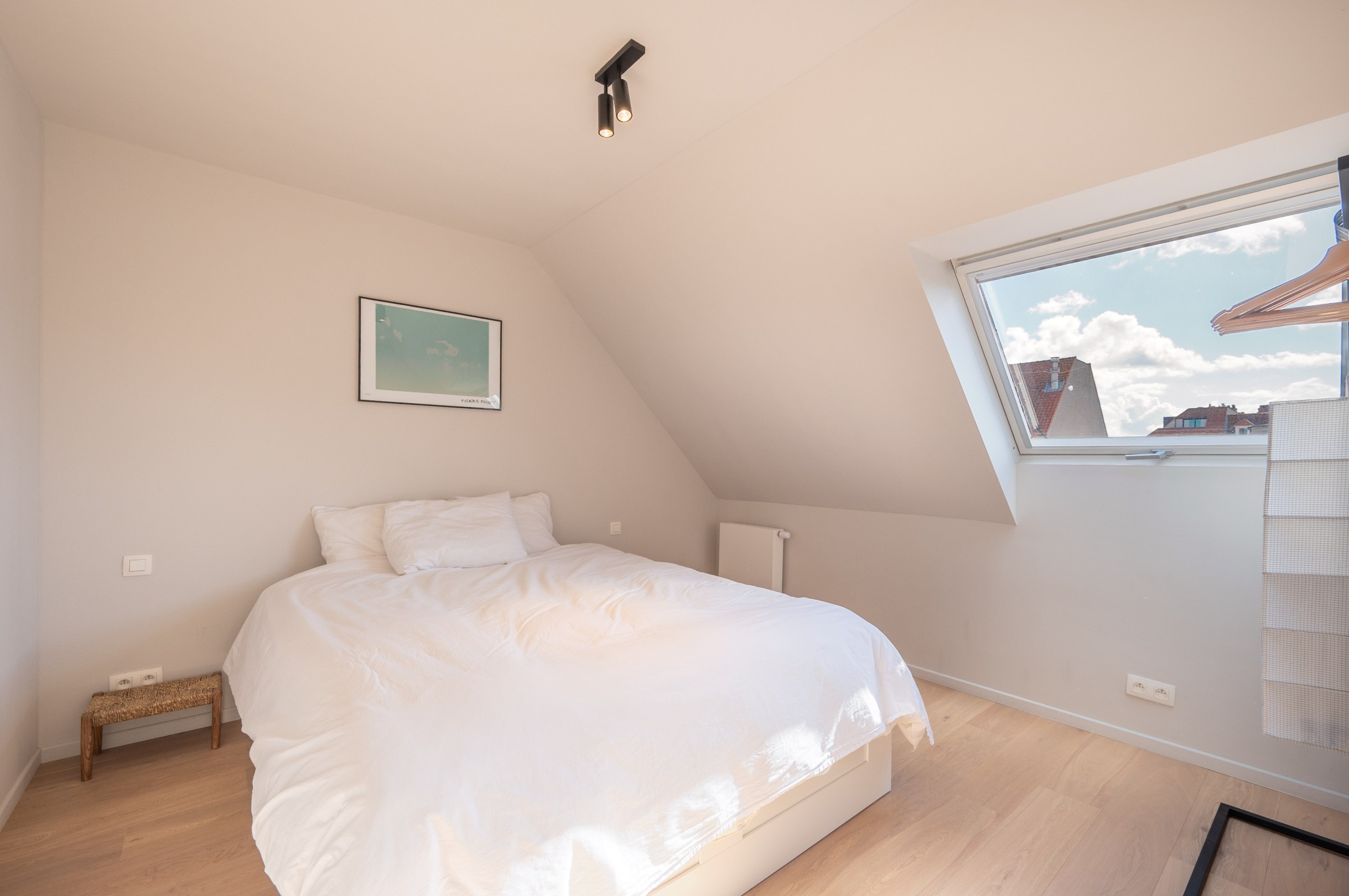 Stijlvol appartement met 2 zonnige terrassen op een toplocatie in Knokke Centraal gelegen tussen zeedijk en Lippenslaan. 