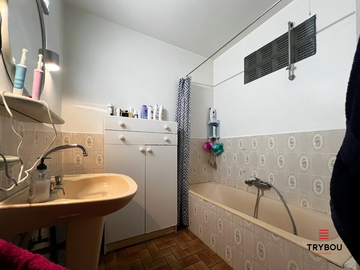 Ruime woning met garage, tuin en drie slaapkamers 