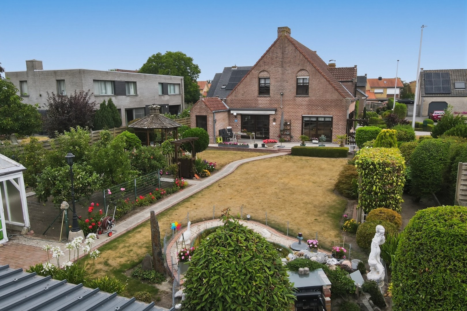 Alleenstaande villa op ruim perceel van 854 m2 in rustige woonwijk te Gistel 