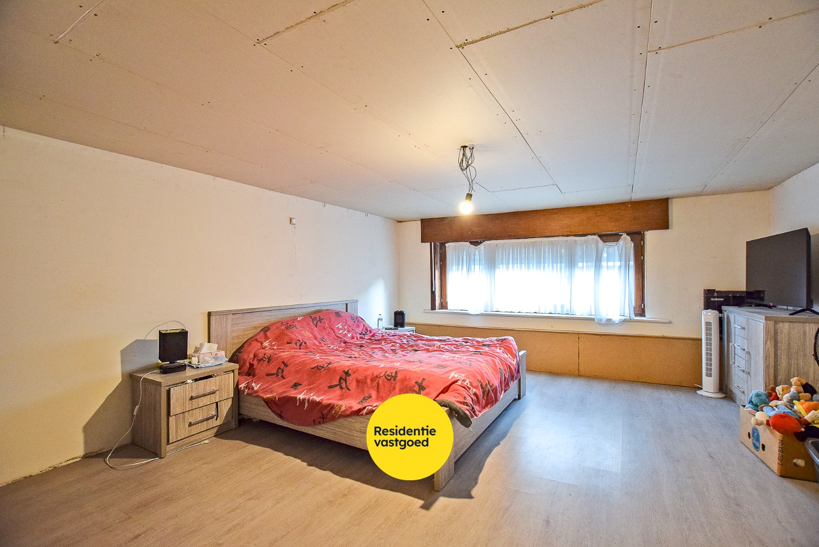 Ruime woning met uitbreidingsmogelijkheden en loods in groot Alveringem. 