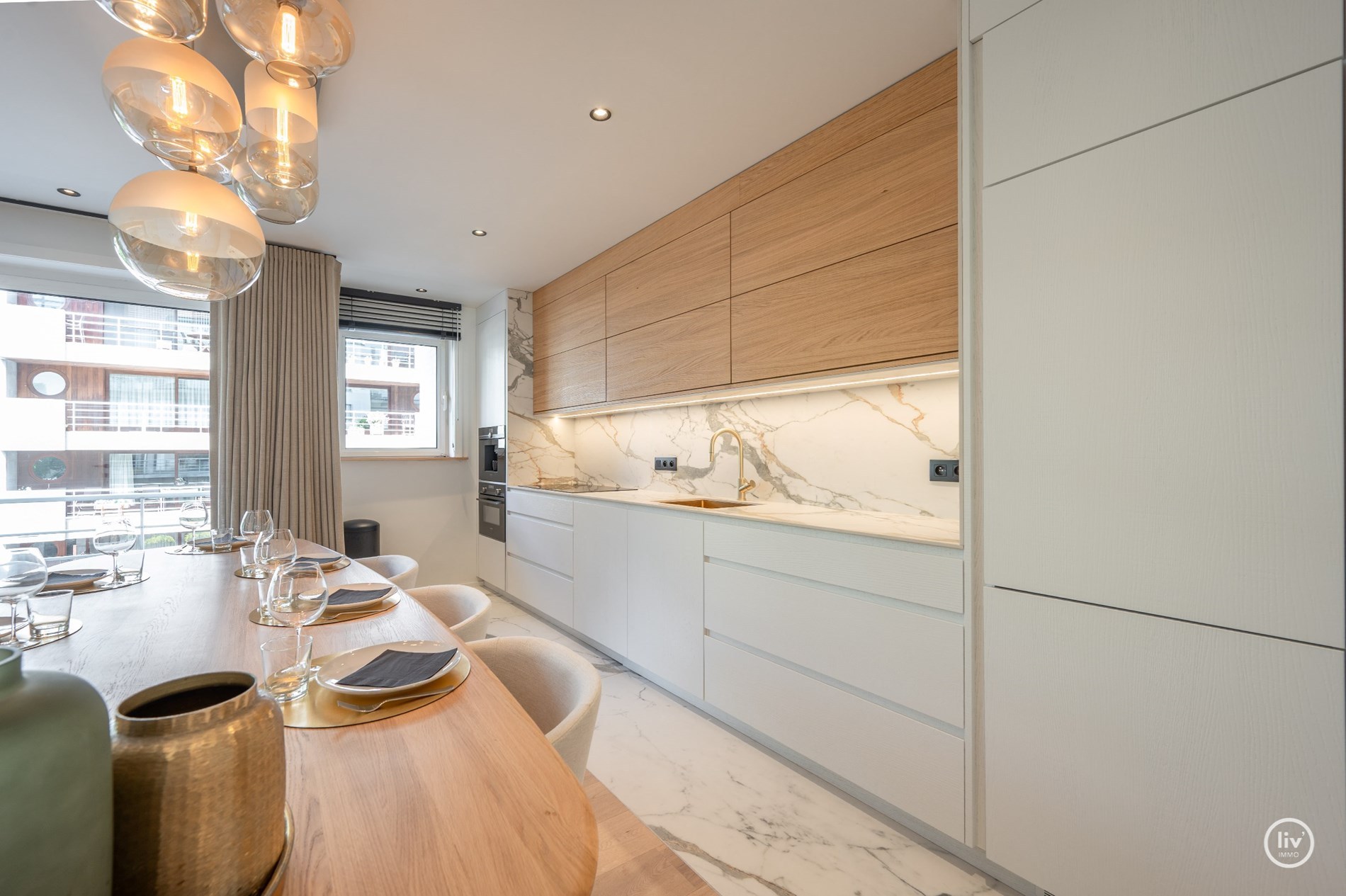 Instapklaar 3-kamer appartement op wandelafstand van de Lippenslaan met zuidgericht-terras. 8m gevelbreedte ! 