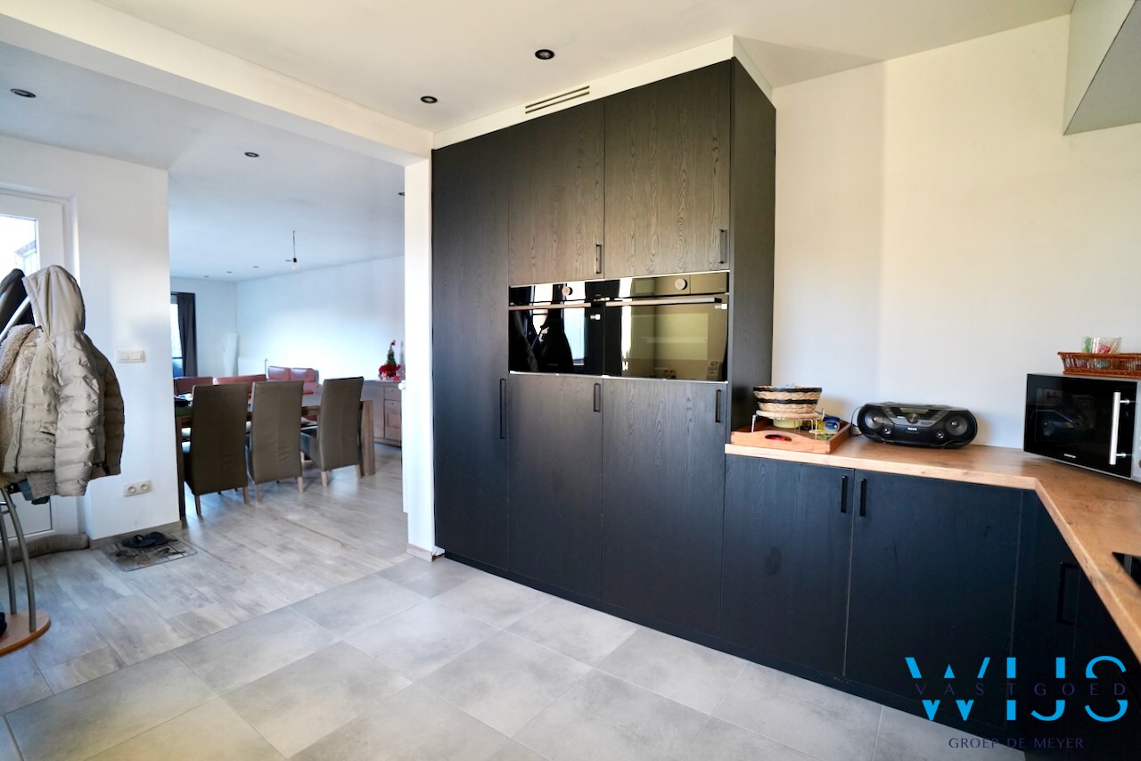 Volledig gerenoveerd woonhuis op 750m² in hartje Ertvelde ! 