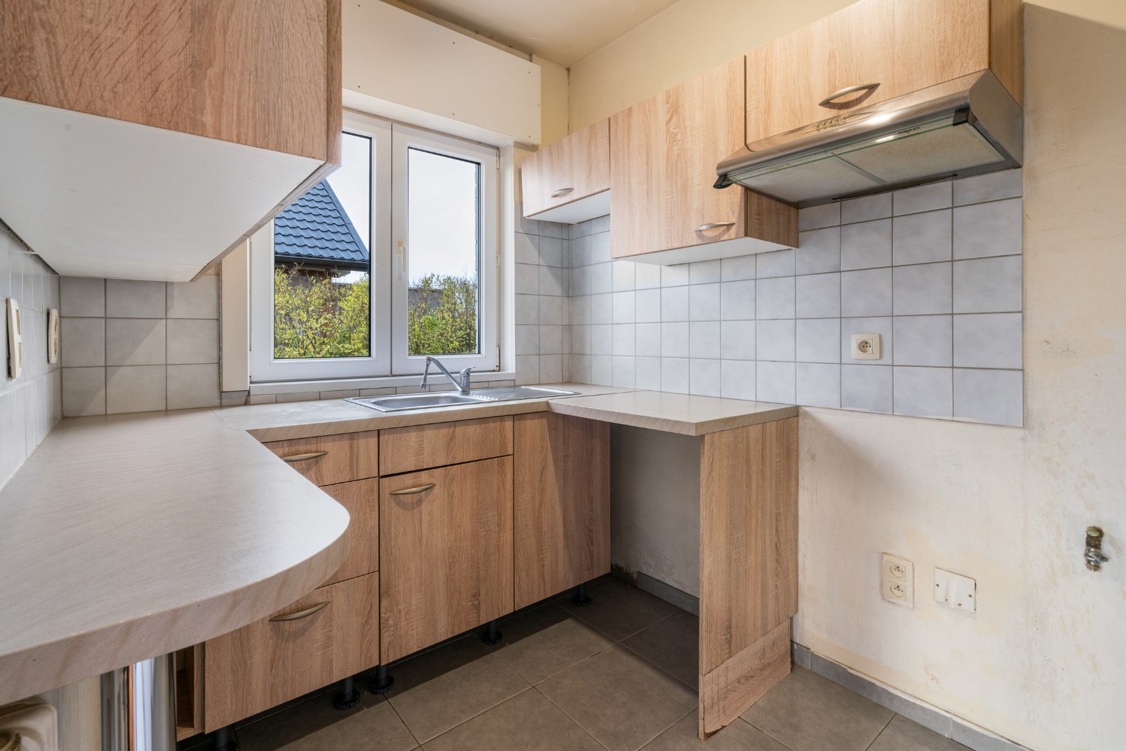 Te renoveren 3 slaapkamer appartement vlakbij de Zeedijk van Zeebrugge 