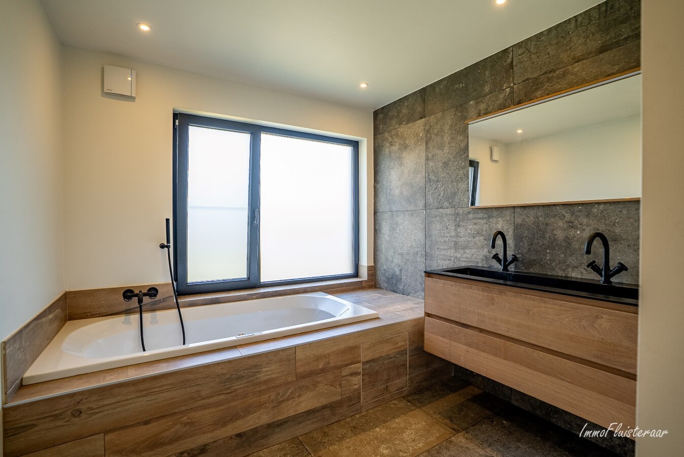 Hippisch complex op ca. 1,9 ha te Rijkevorsel Vergunning voor binnenpiste (60m x 30m) aanwezig! 