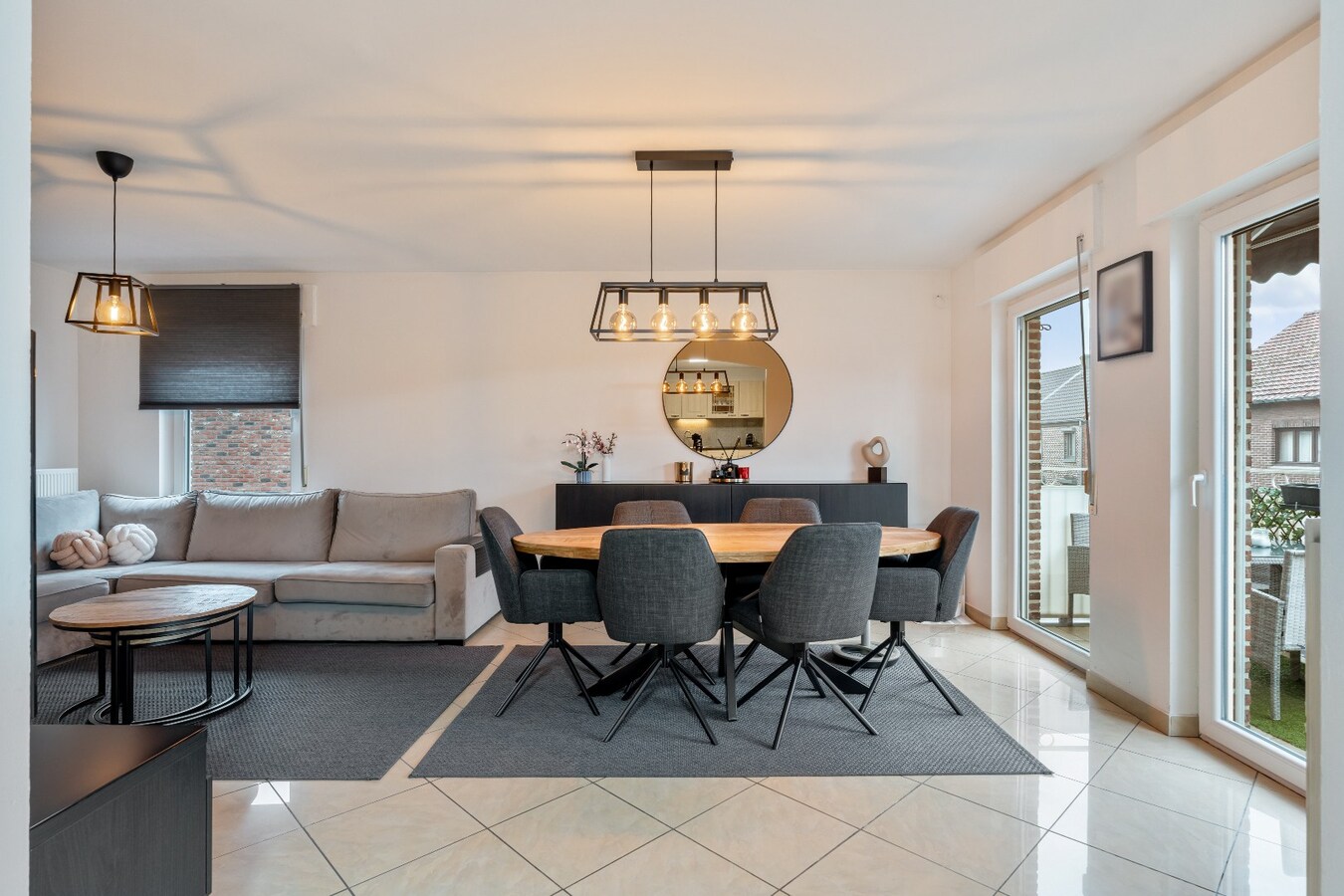 Ruim energiezuinig duplexappartement (146 m²) -  kwaliteitslabel B -  3 slaapkamers, terras en private buitenparking. 