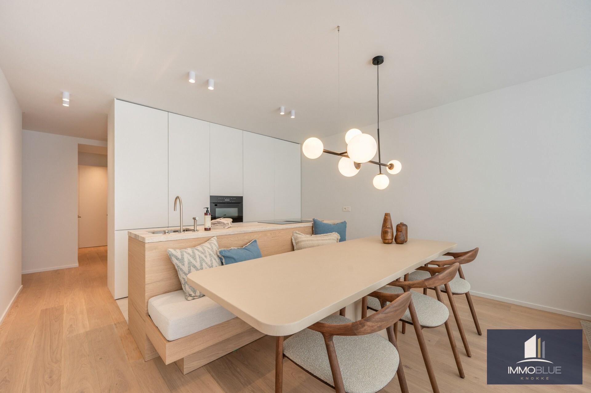 Prachtig gerenoveerd drie-slaapkamerappartement op een toplocatie vlak bij de Zeedijk en genietend van een zijdelings zeezicht. 