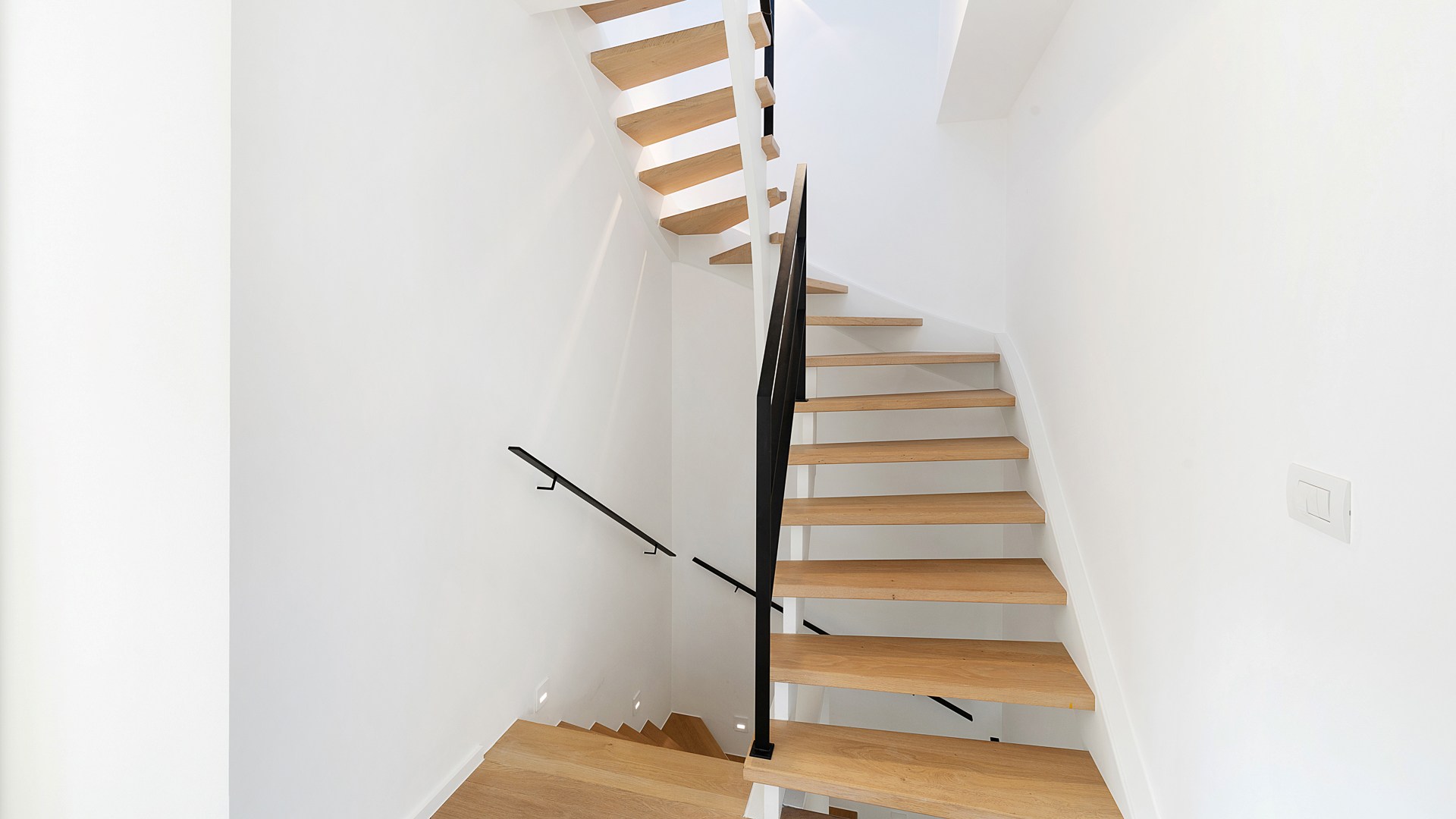 Centraal gelegen 3-gevelwoning in hedendaagse stijl – Bouwjaar 2014 