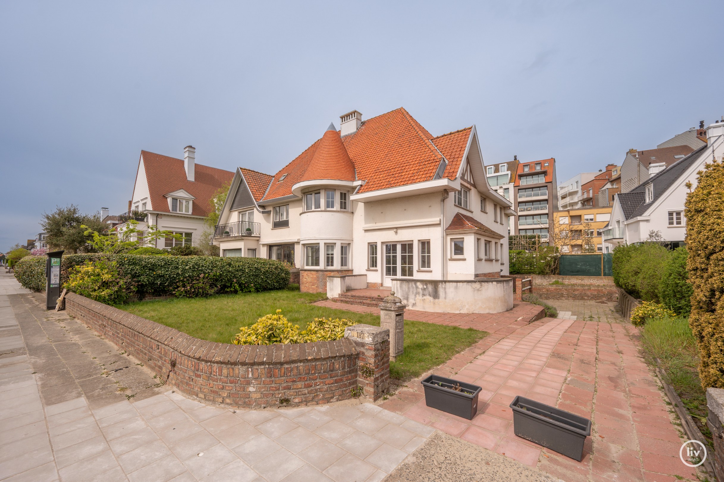 Charmante villa jumelée à rénover dans un emplacement de premier choix à Knokke, le long de la prestigieuse avenue Elisabeth et à distance de marche de la plage et du casino (avec garage intégré). 