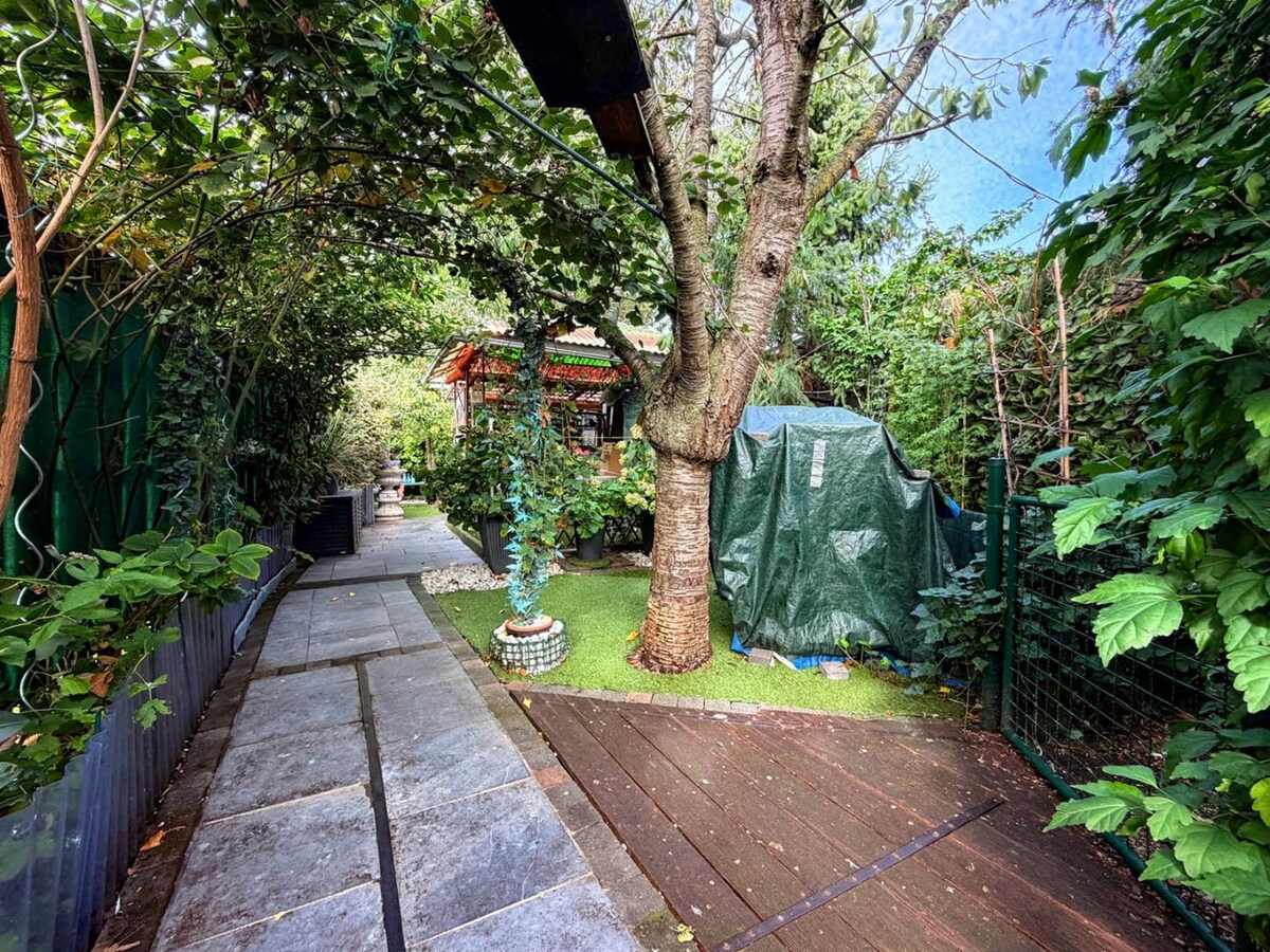 Knusse woning met ruime tuin en uitweg en mogelijkheid tot aankoop van een garage. 