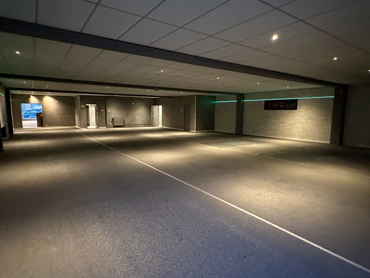 Handelspand 546 m² met veel mogelijkheden en 8 parkeerplaatsen 