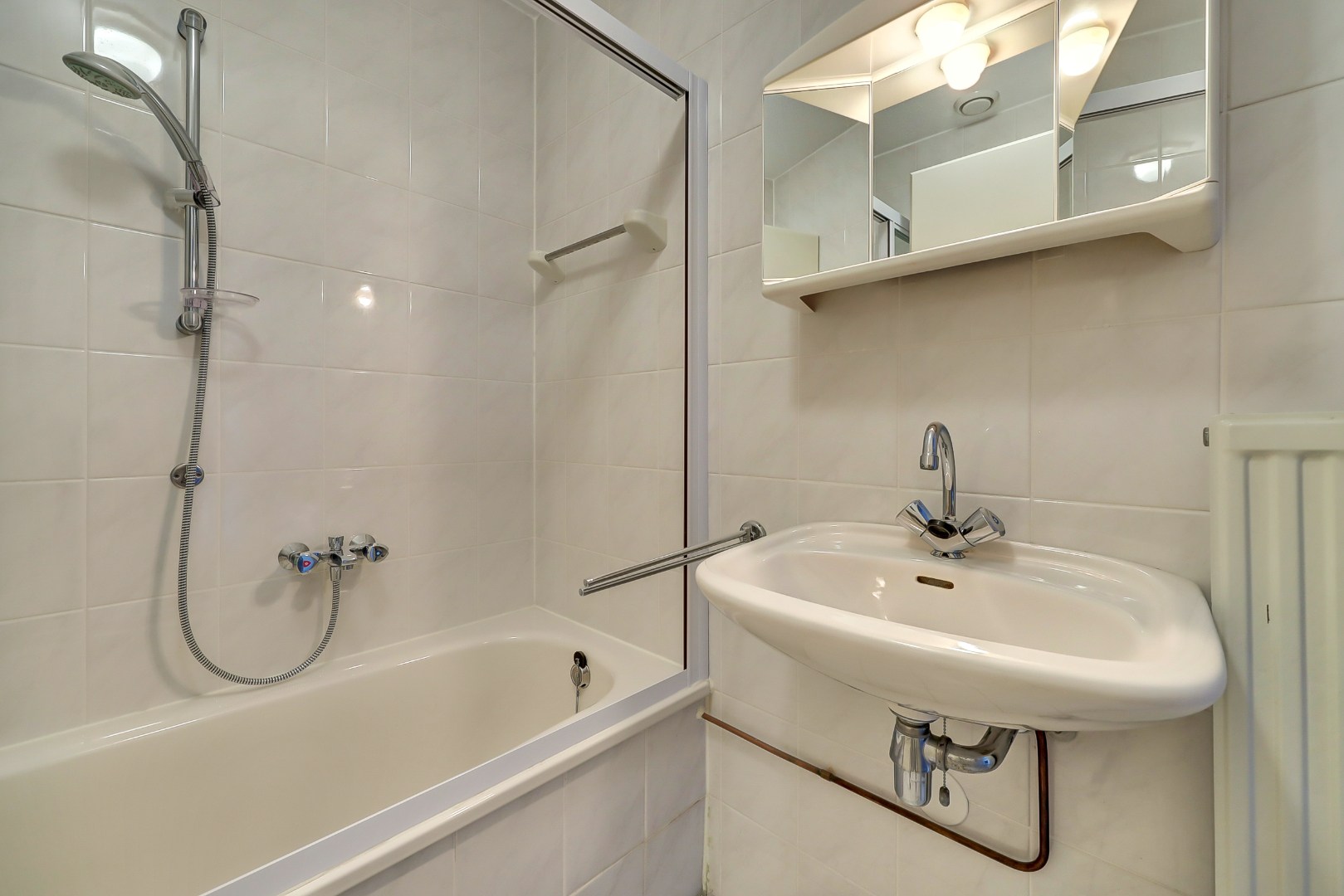 Licht en royaal 3-kamerappartement op de 2e etage met riant balkon en een garagebox in de onderbouw. 