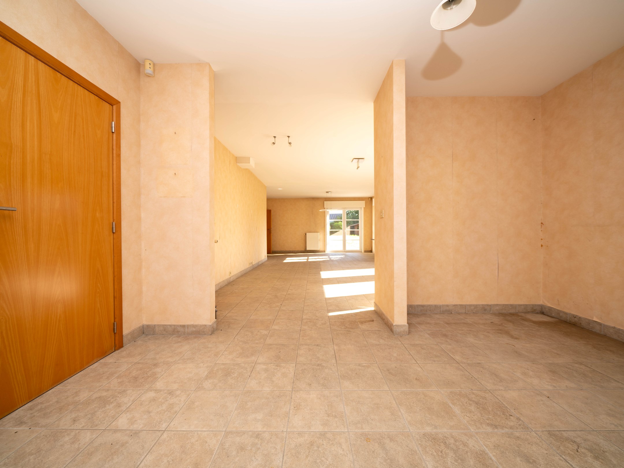 Lichtrijke, ruime woning met 3 kamers, garage en tuin 