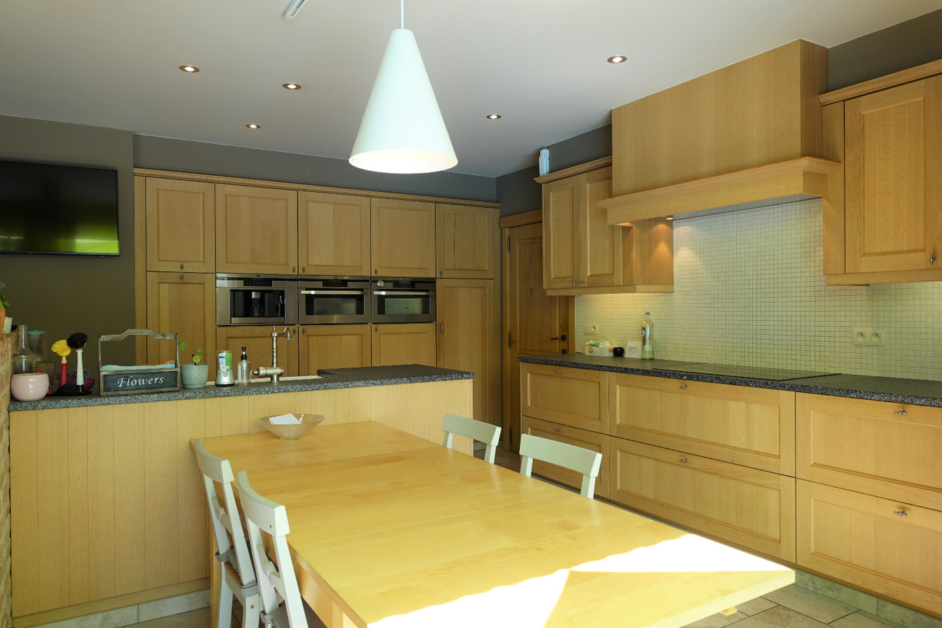 Prachtige recente villa met zwembad en prachtig aangelegde tuin 