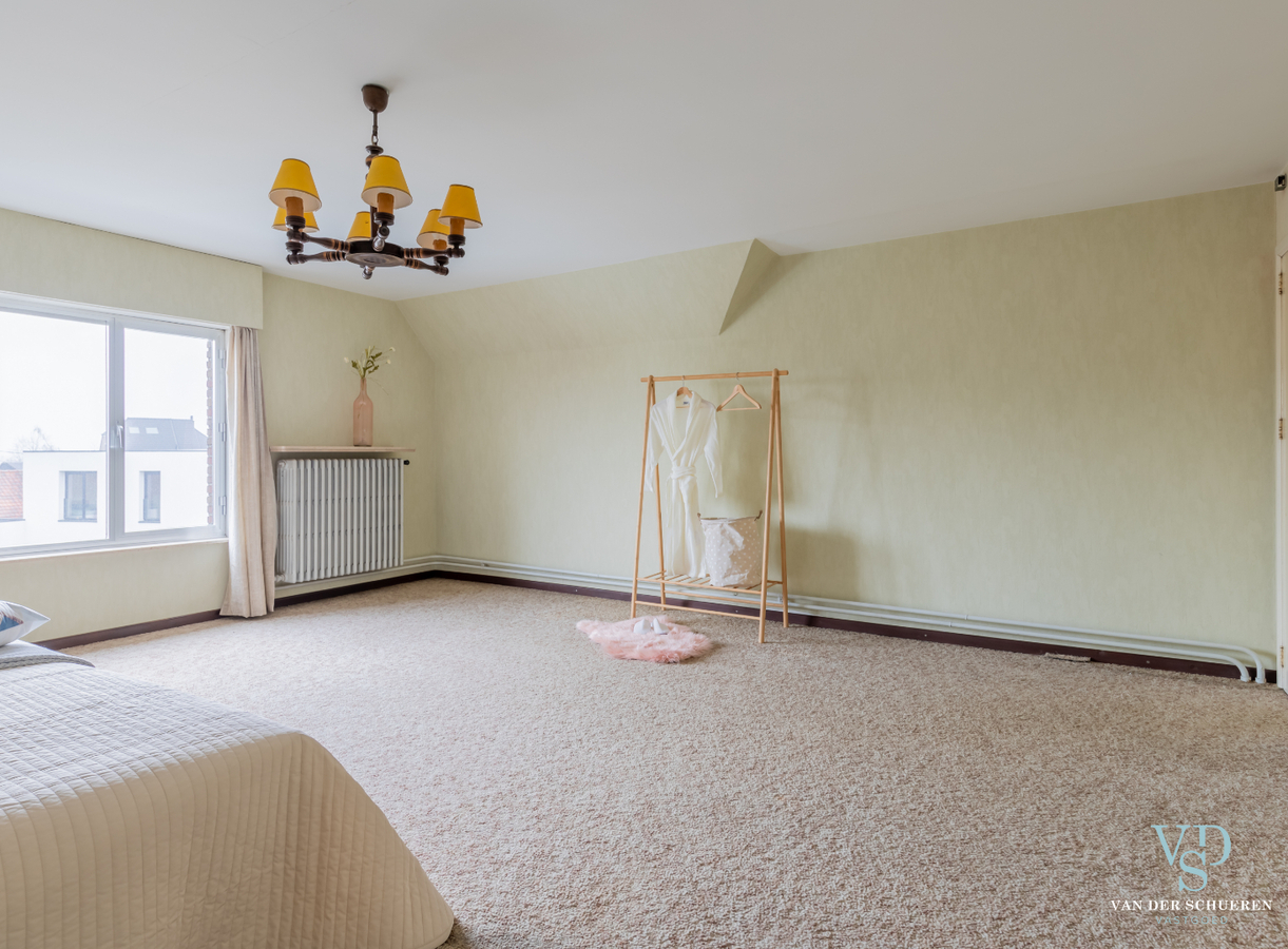 Degelijke, bijzonder ruime woning te Dikkelvenne. 