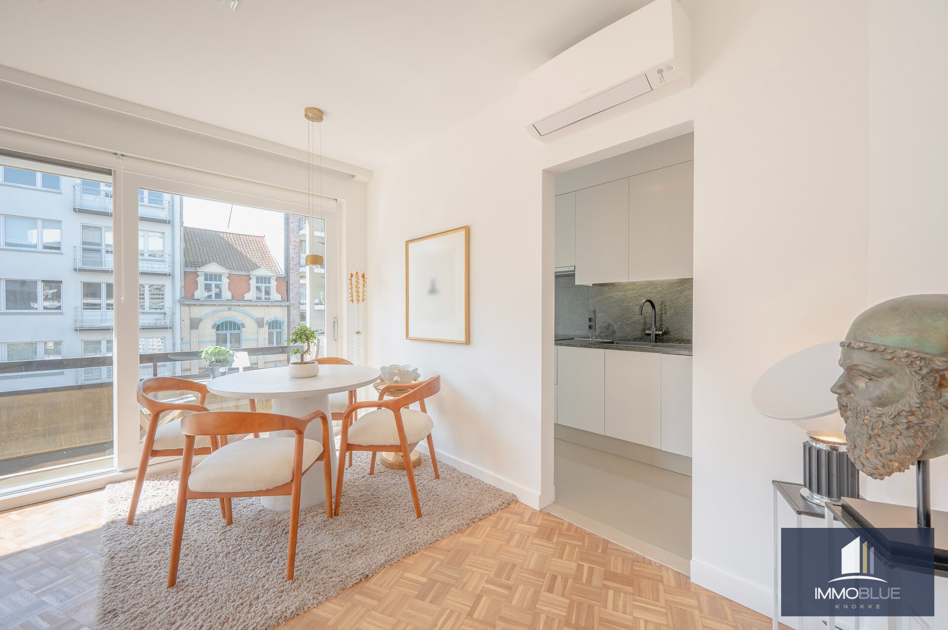 Appartement d’angle lumineux avec vue dégagée. 