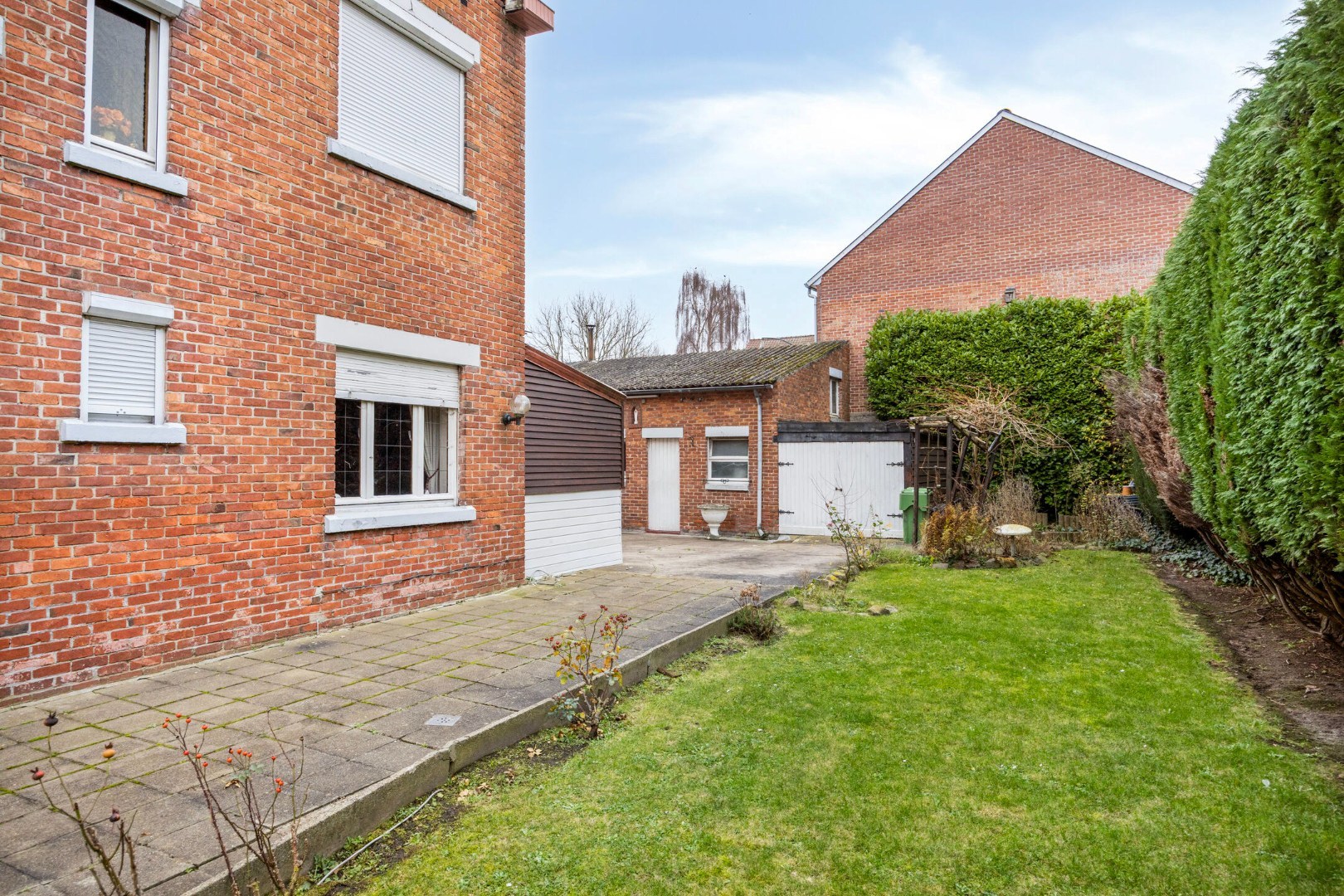 inrit met parking en tuin