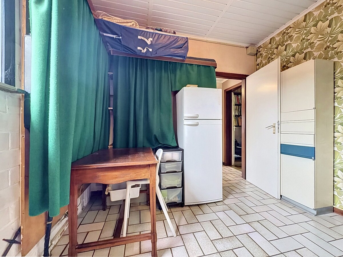 Stevige en ruime OB op gunstige locatie te Erembodegem 