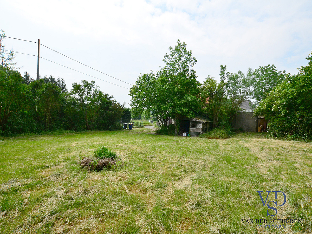 Bouwgrond met een breedte van ca. 45 m langsheen de N425. 