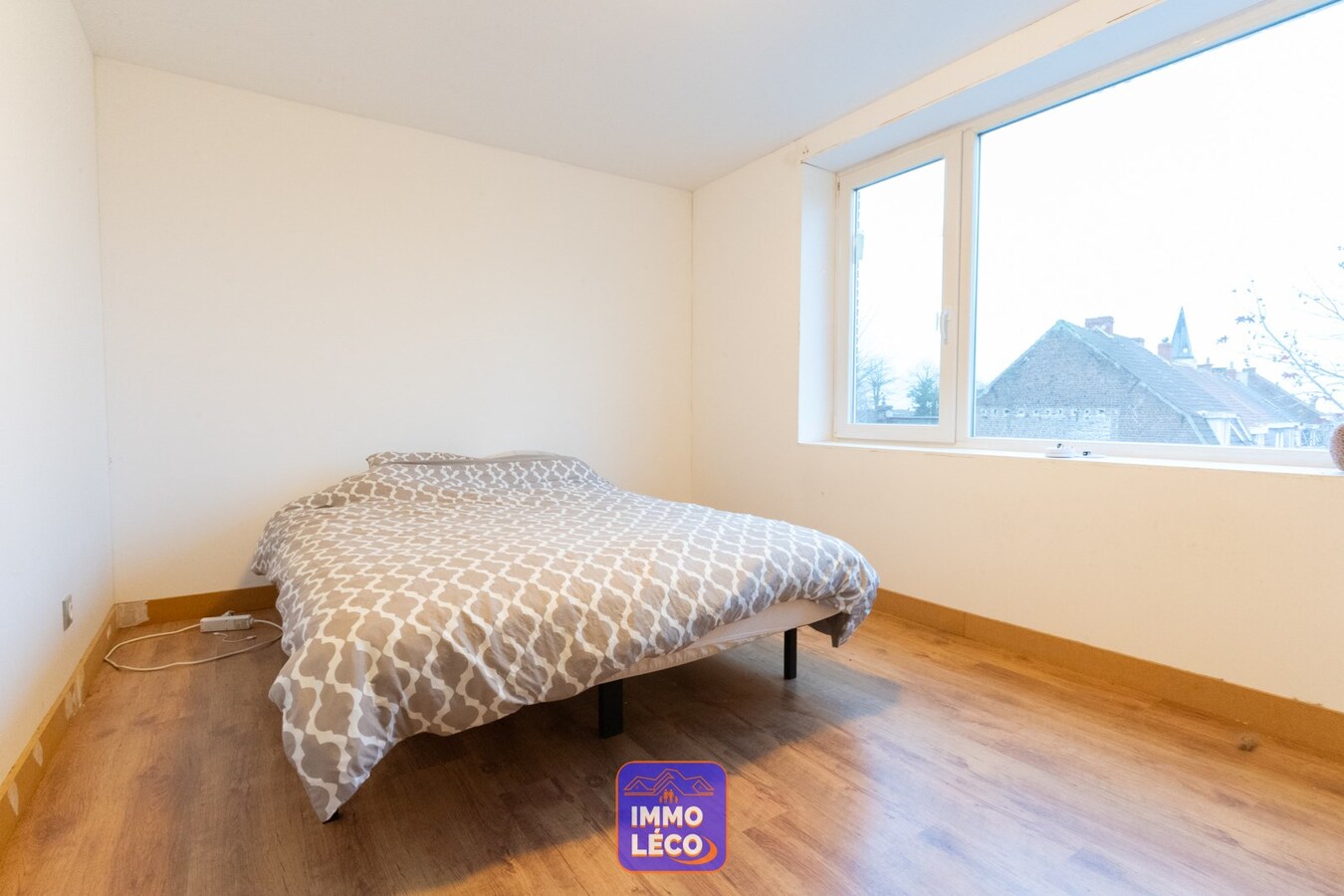 Maison rénovée avec grande cour/terrasse. 