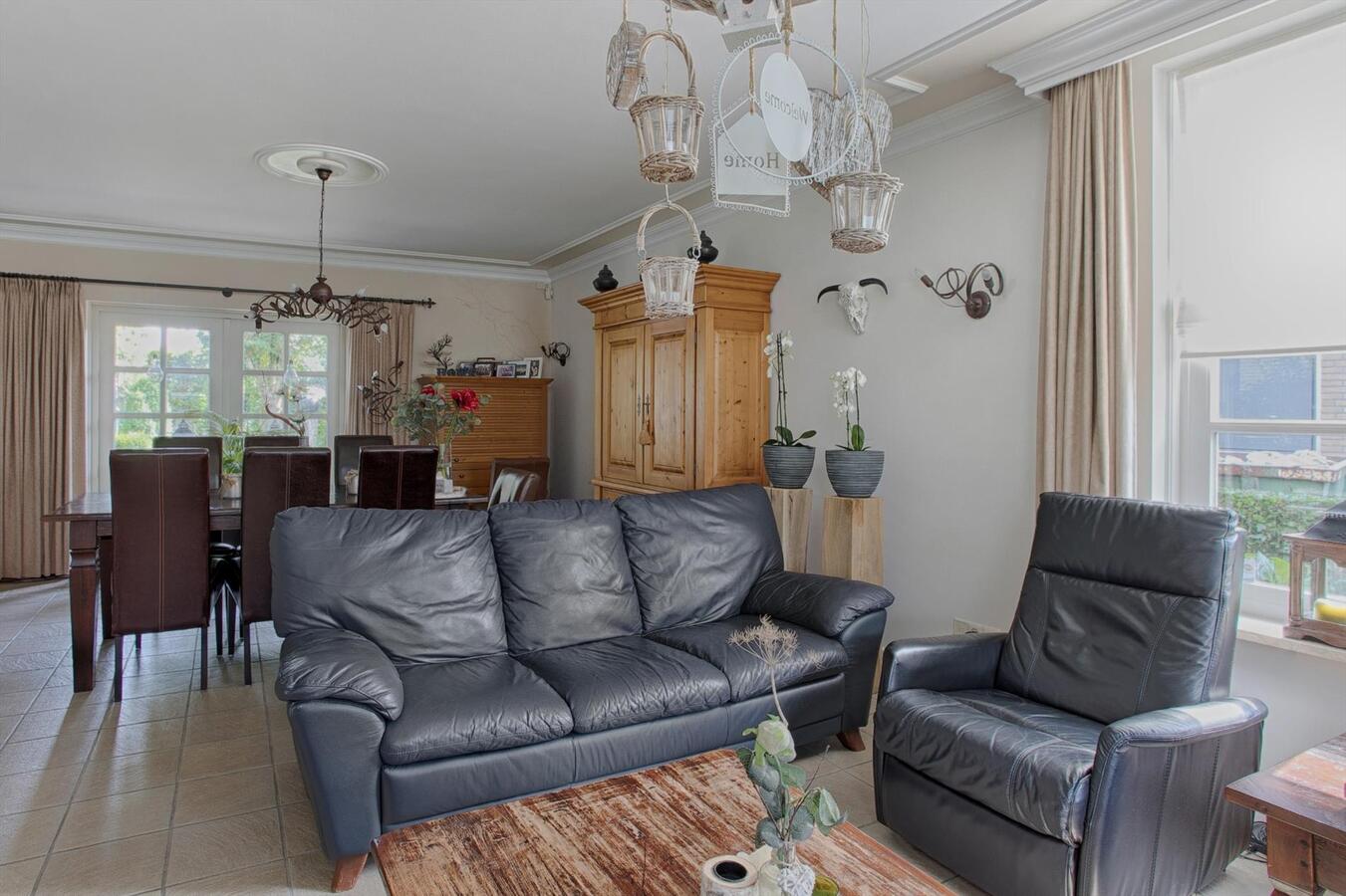 Vrijstaande woning met grote garage, 4 slaapkamers en ruime zolderverdieping. 