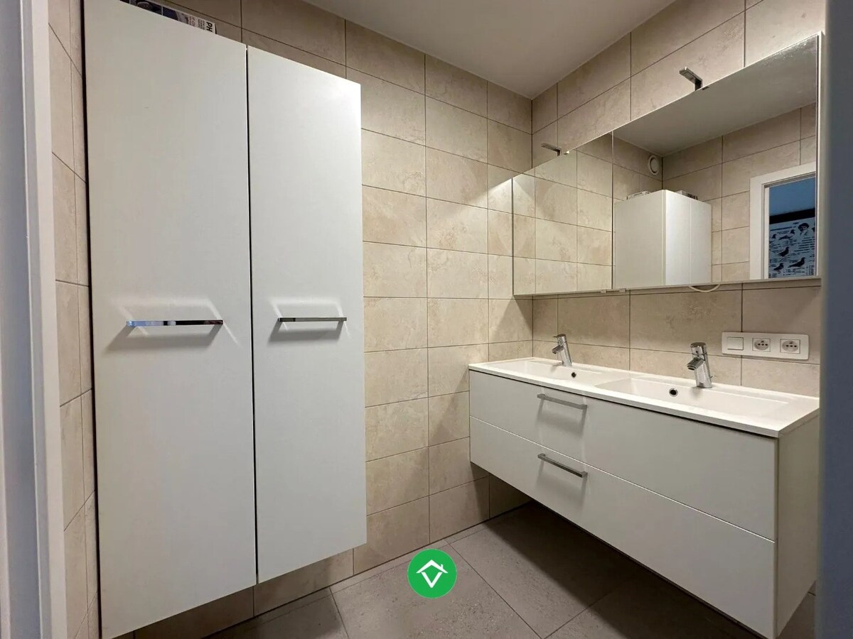 Charmant 2-slaapkamerappartement met garage en extra berging aan markt Kortemark 