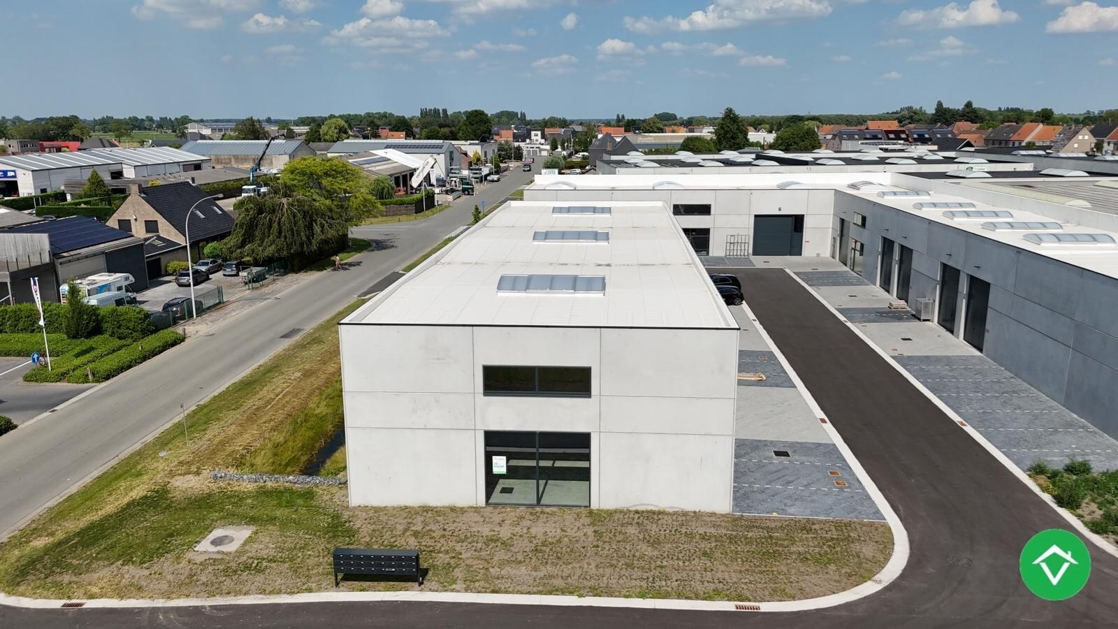 Loods te koop – 277 m² met 2 parkeerplaatsen inbegrepen op de industriezone te Ichtegem 
