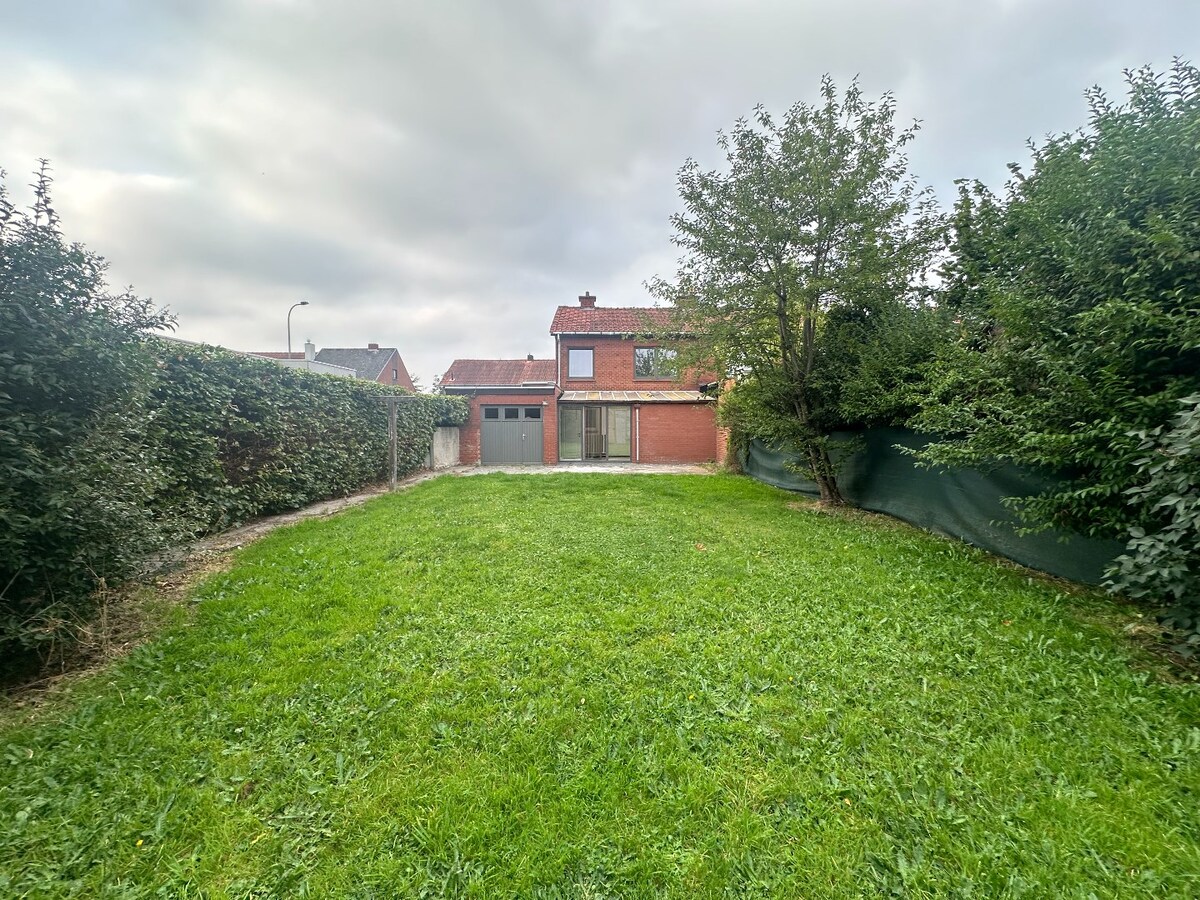 Centraal gelegen halfopen woning met grote zonnige tuin 