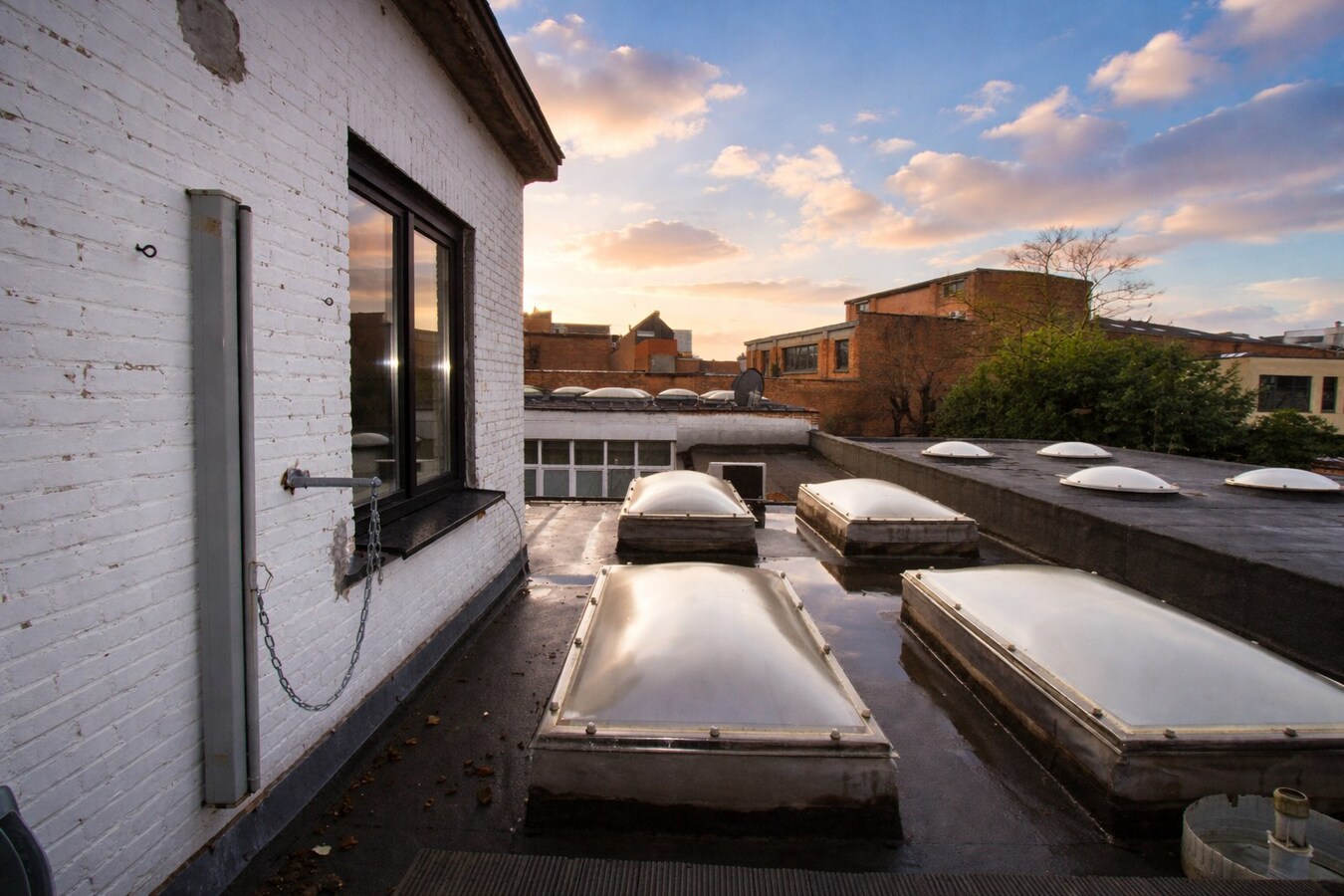 Uitzonderlijk ruim duplex appartement met extra zolderverdieping, tuin en dakterras op topligging in het centrum van Sint-Niklaas! 