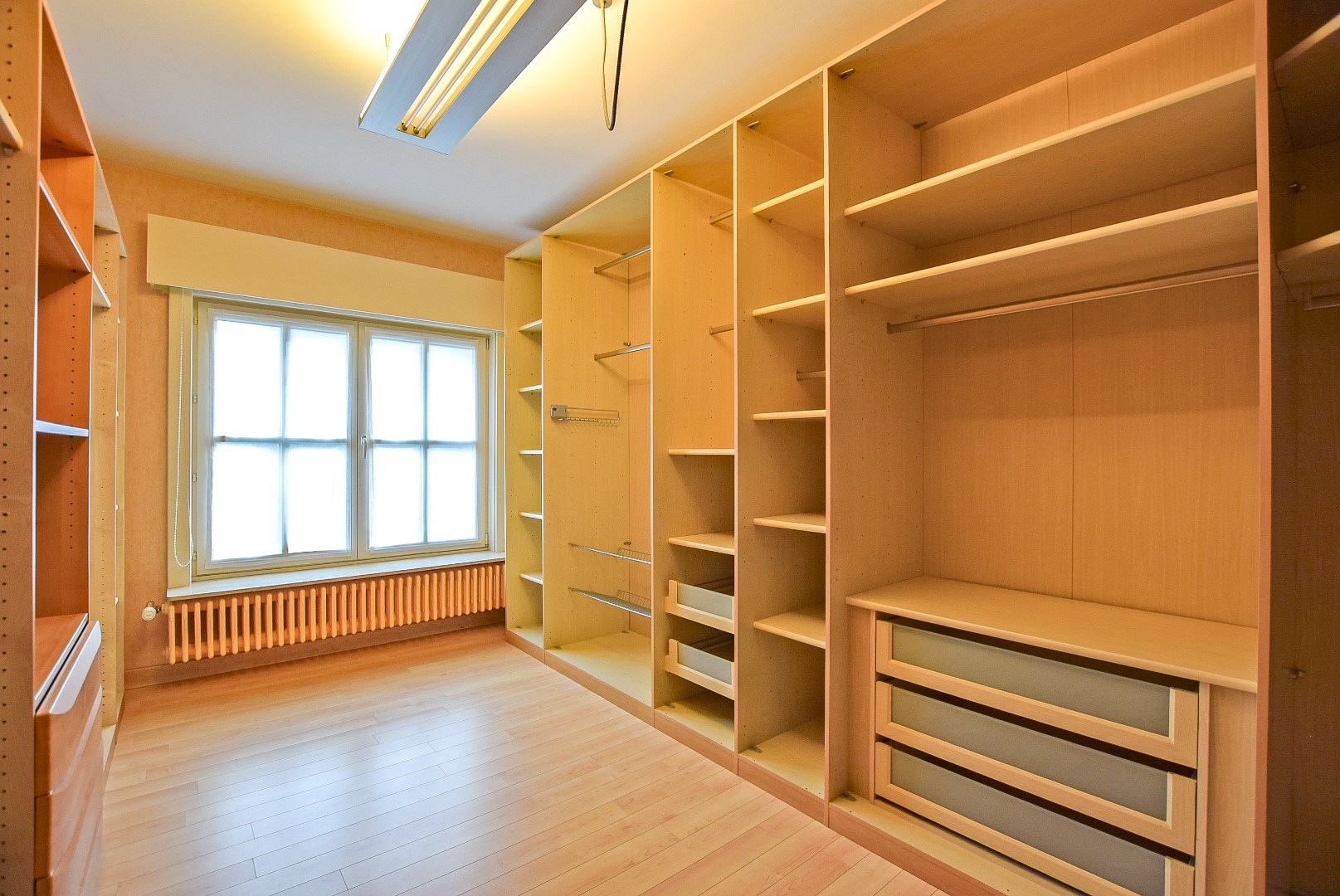 Kwalitatief afgewerkte woning met handelsruimte (536m² bewoonbaar) op een toplocatie. 