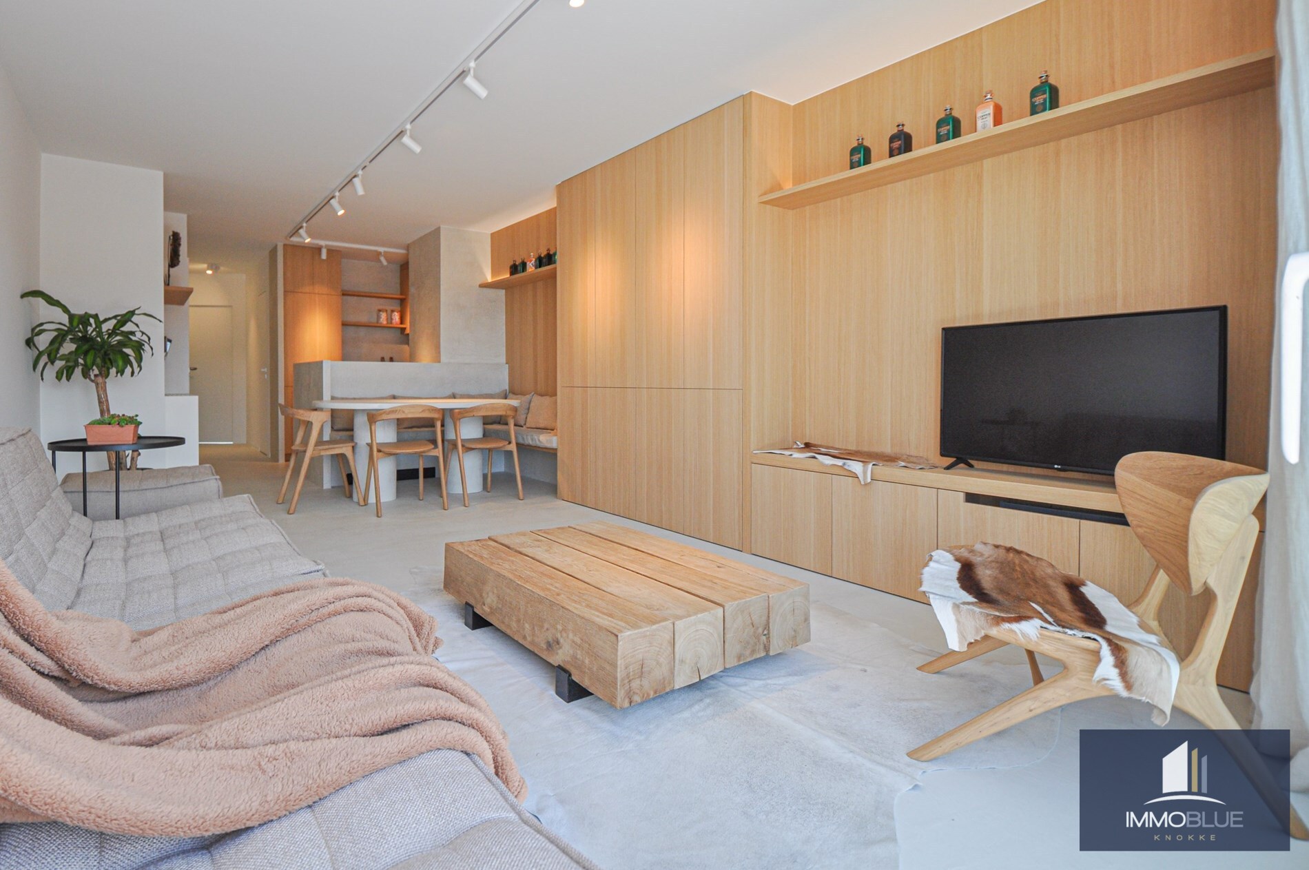 Appartement entièrement rénové avec une grande terrasse ensoleillée. 