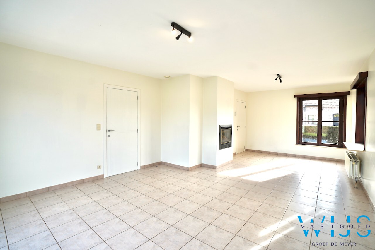 Instapklaar woonhuis in woonwijk te Eeklo! 