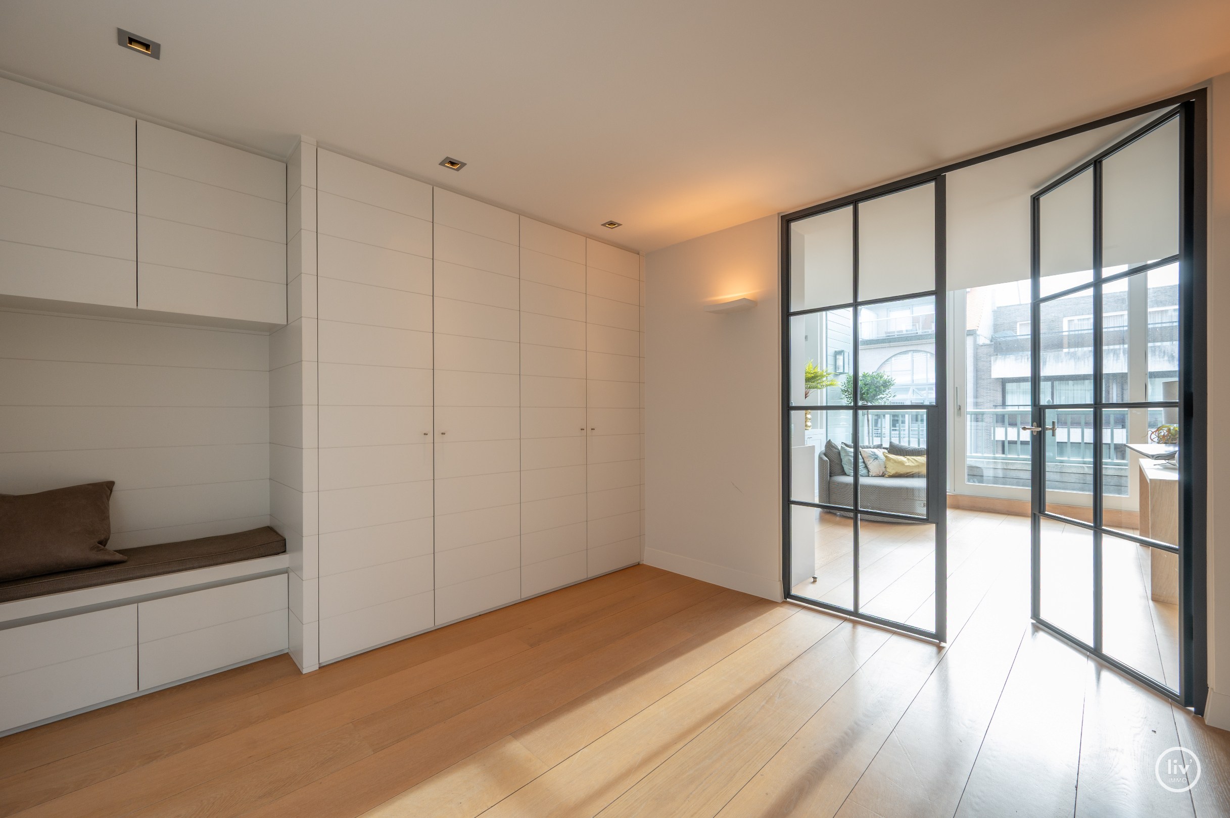 Récente mezzanine de 292 m2 située au centre avec de grandes terrasses, située dans la Vanbunnenlaan à Knokke. 